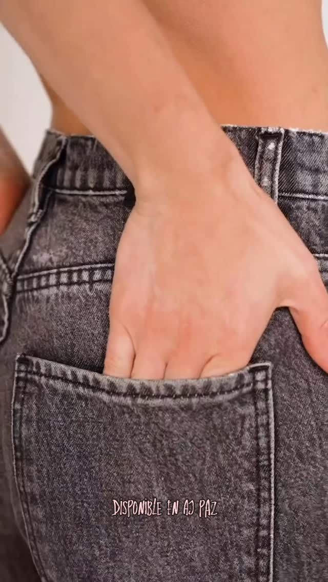 Primer plano de la mano de una persona en el bolsillo de un vaquero gris. El vaquero tiene un lavado claro.