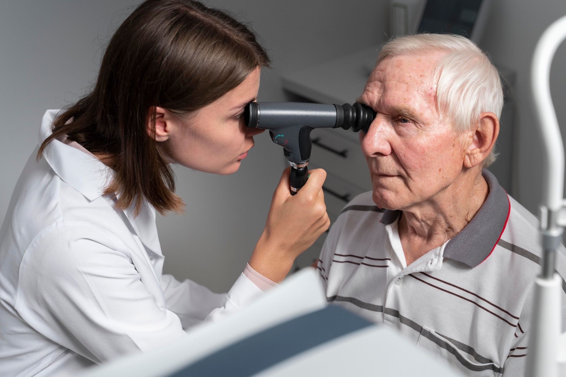 Quais são os sintomas de descolamento de retina Quais são os sintomas de descolamento de retina