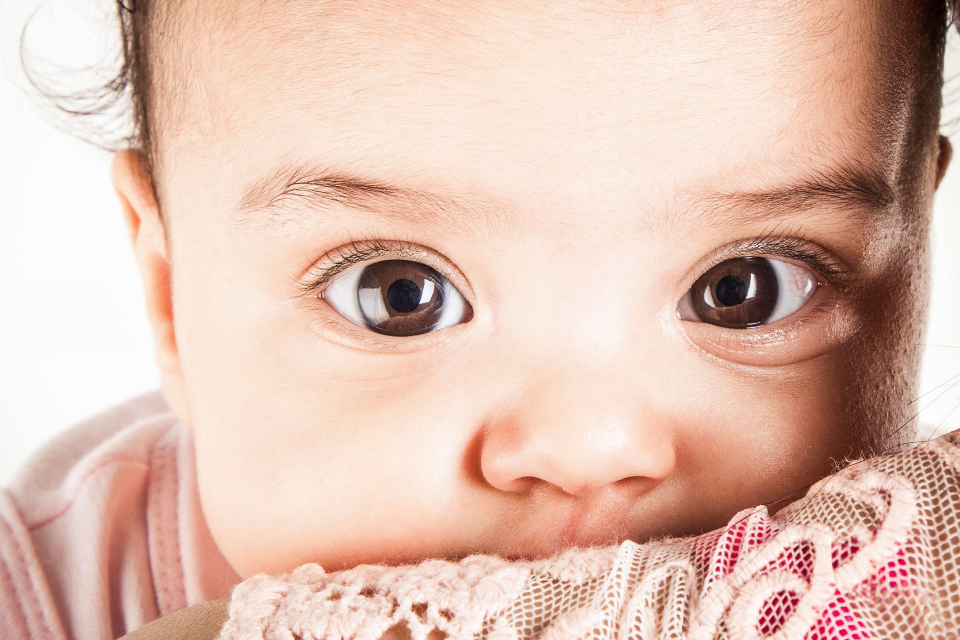 O que pode ser reflexo nos olhos dos bebes