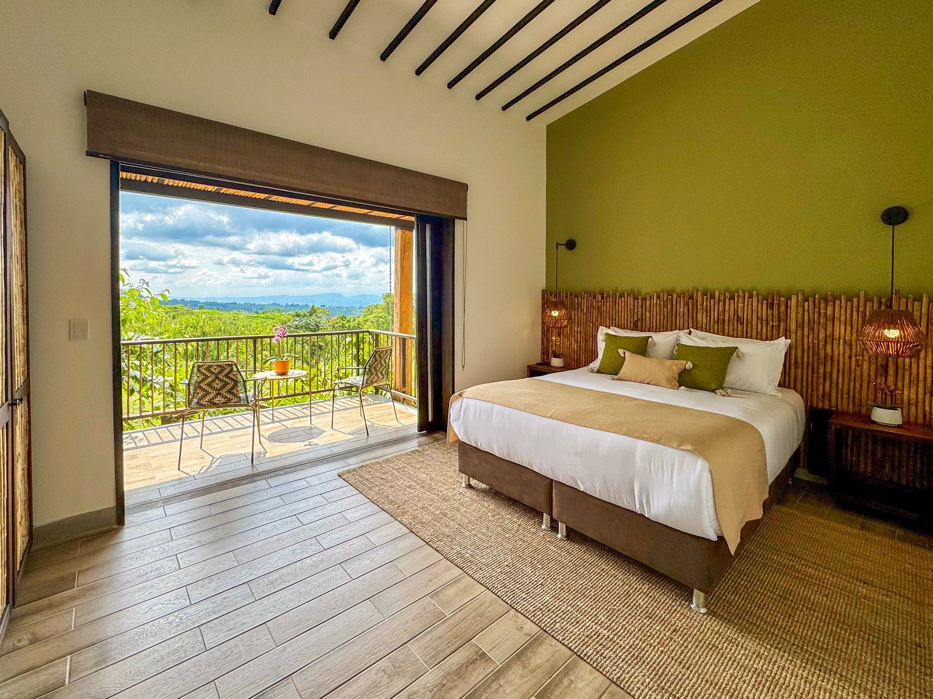 Una habitación de hotel con una cama grande y un balcón.