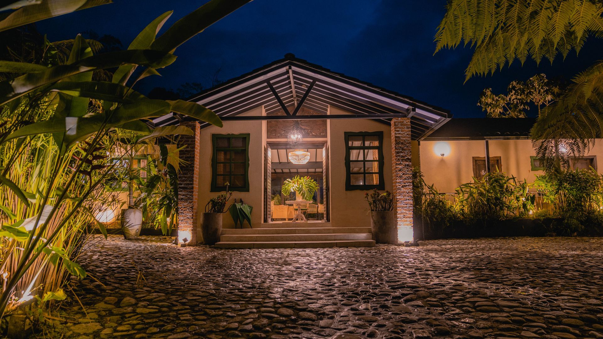 El frente de una casa está iluminado por la noche.