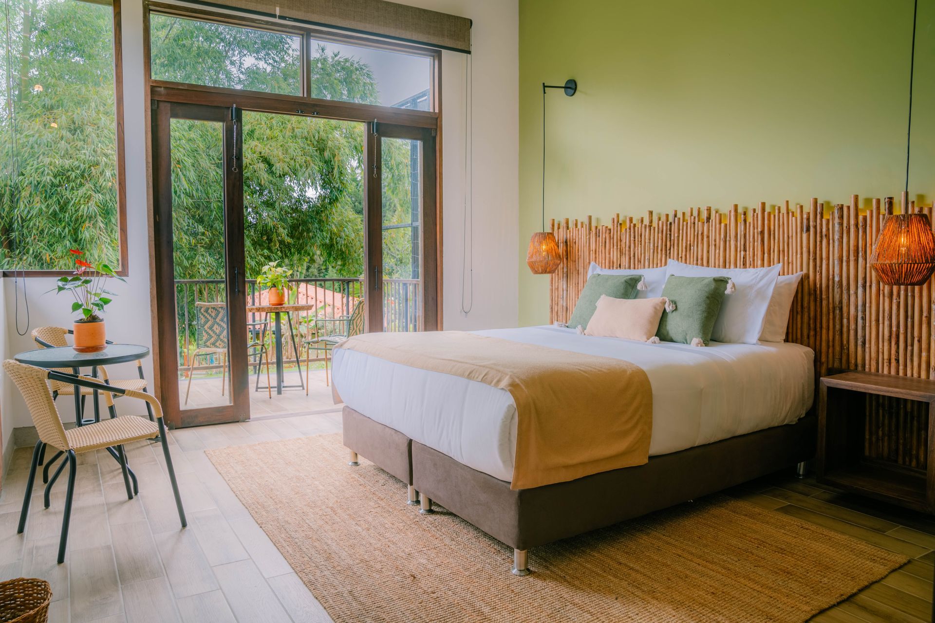 Un dormitorio con una cama grande, una mesa y sillas.