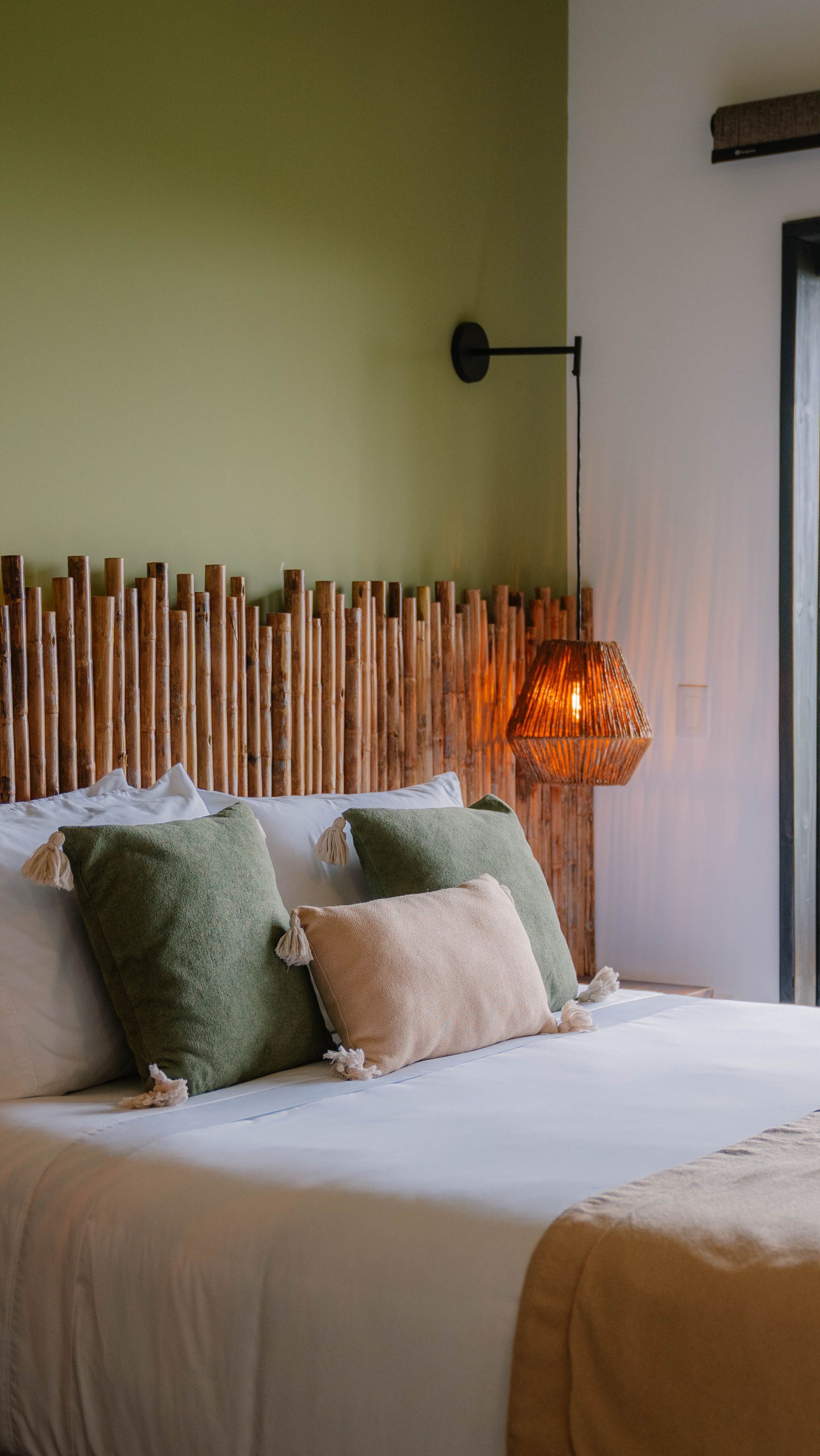 Una cama con cabecero de madera y almohadas en un dormitorio.
