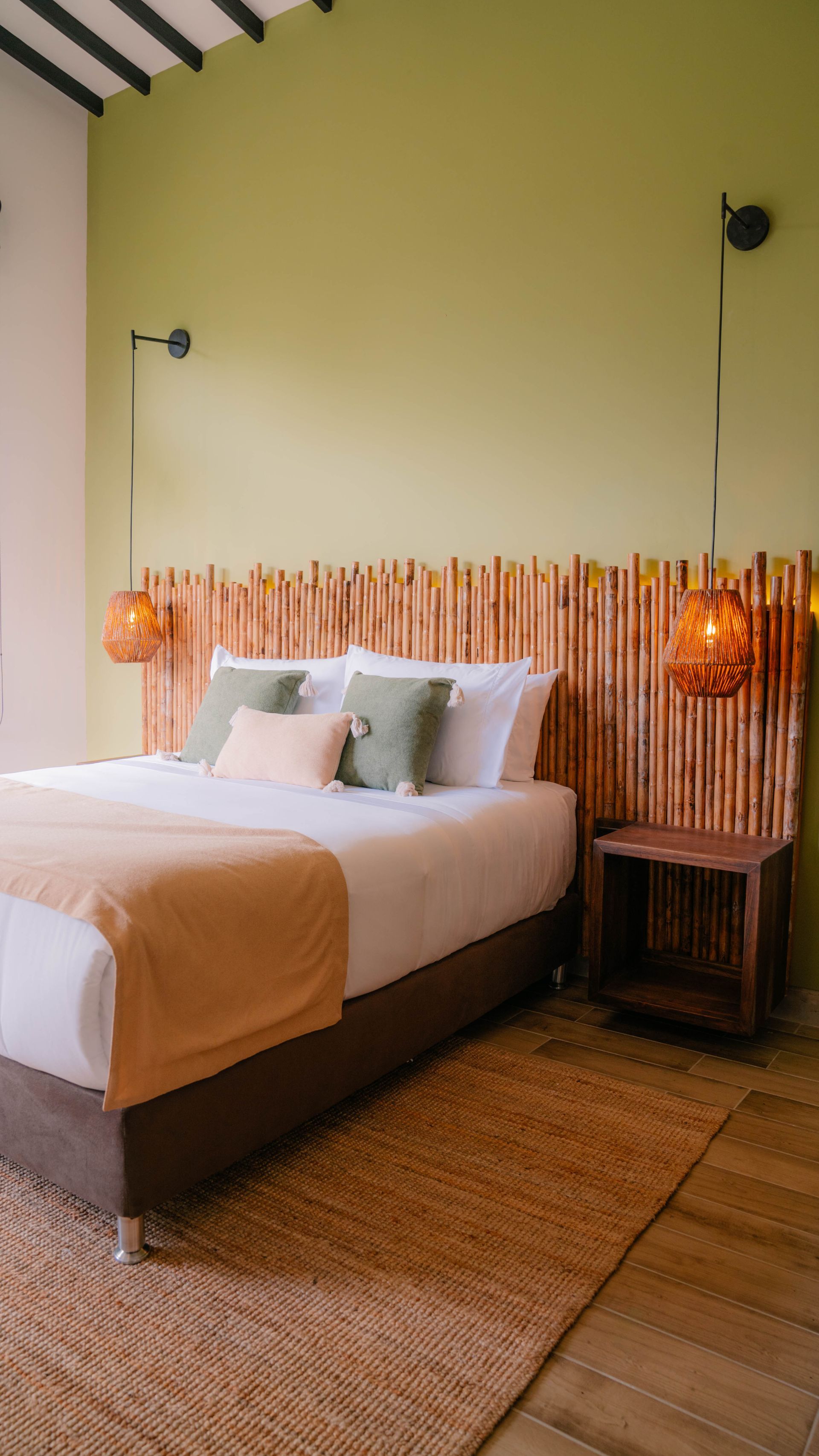 Un dormitorio con una cama king size y una cabecera de madera.