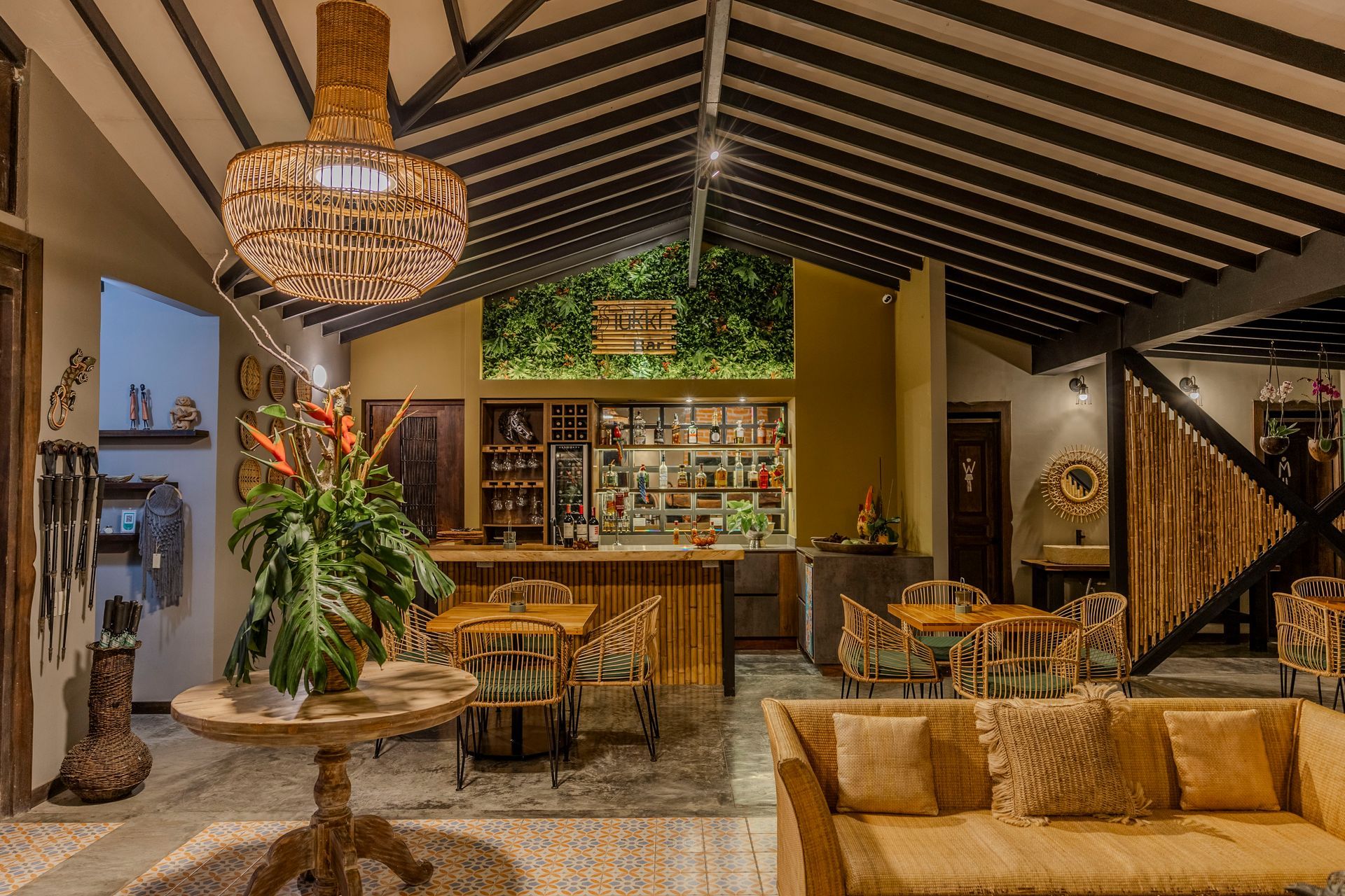 Un pasillo con mesas y sillas en un restaurante.