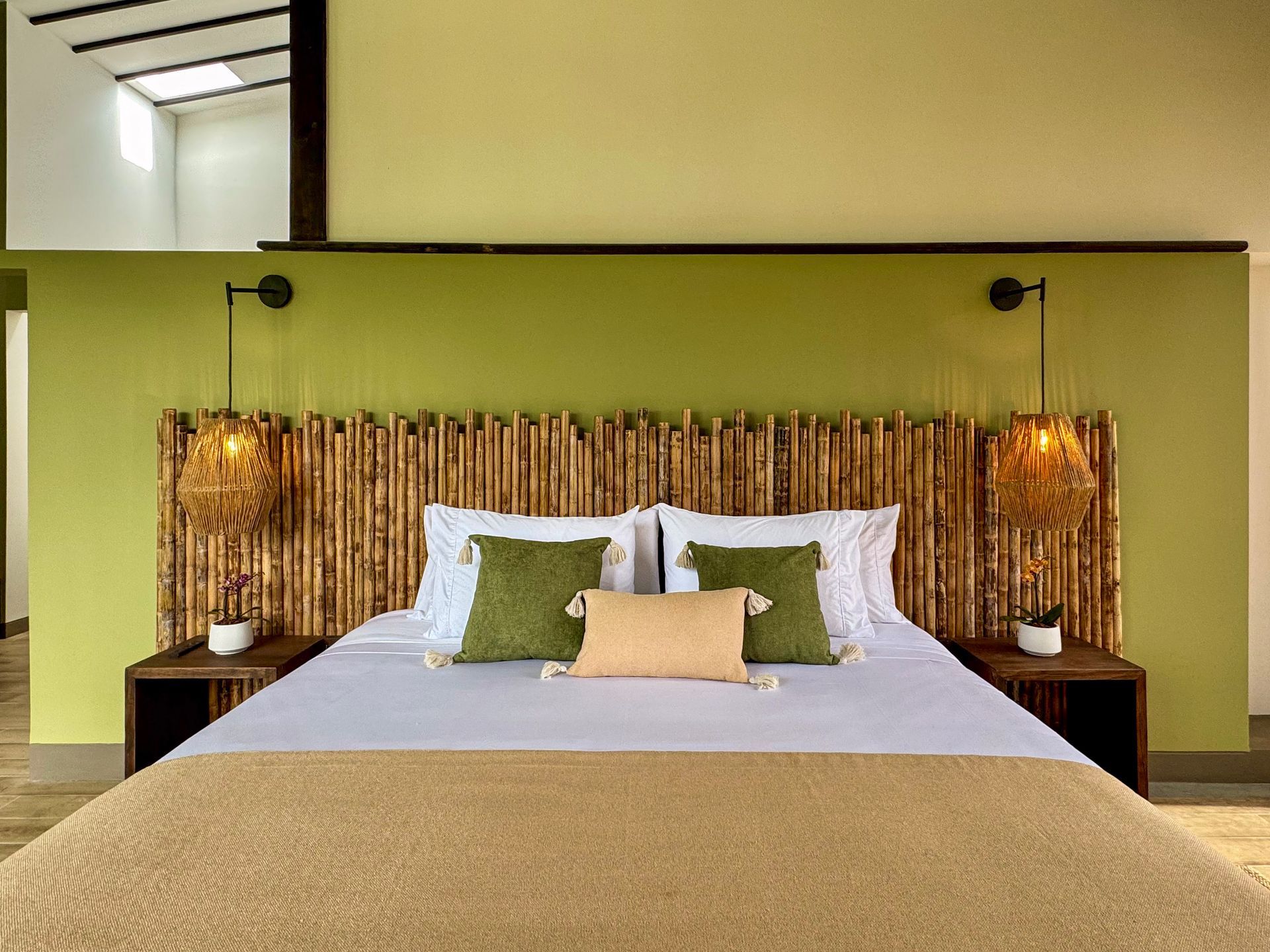 Una cama con cabecero de madera y almohadas en un dormitorio.