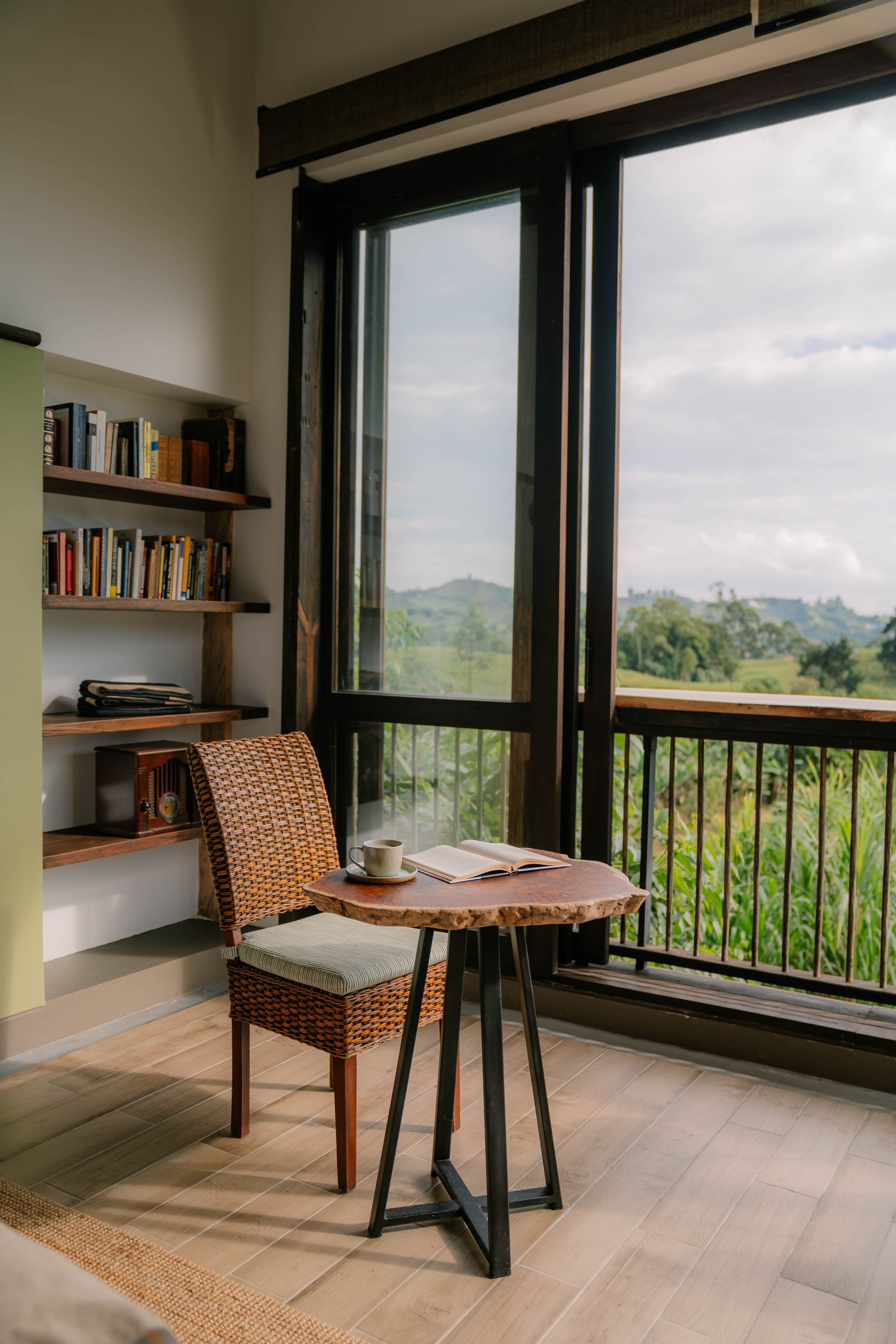 Una habitación con una mesa y una silla frente a una ventana grande.