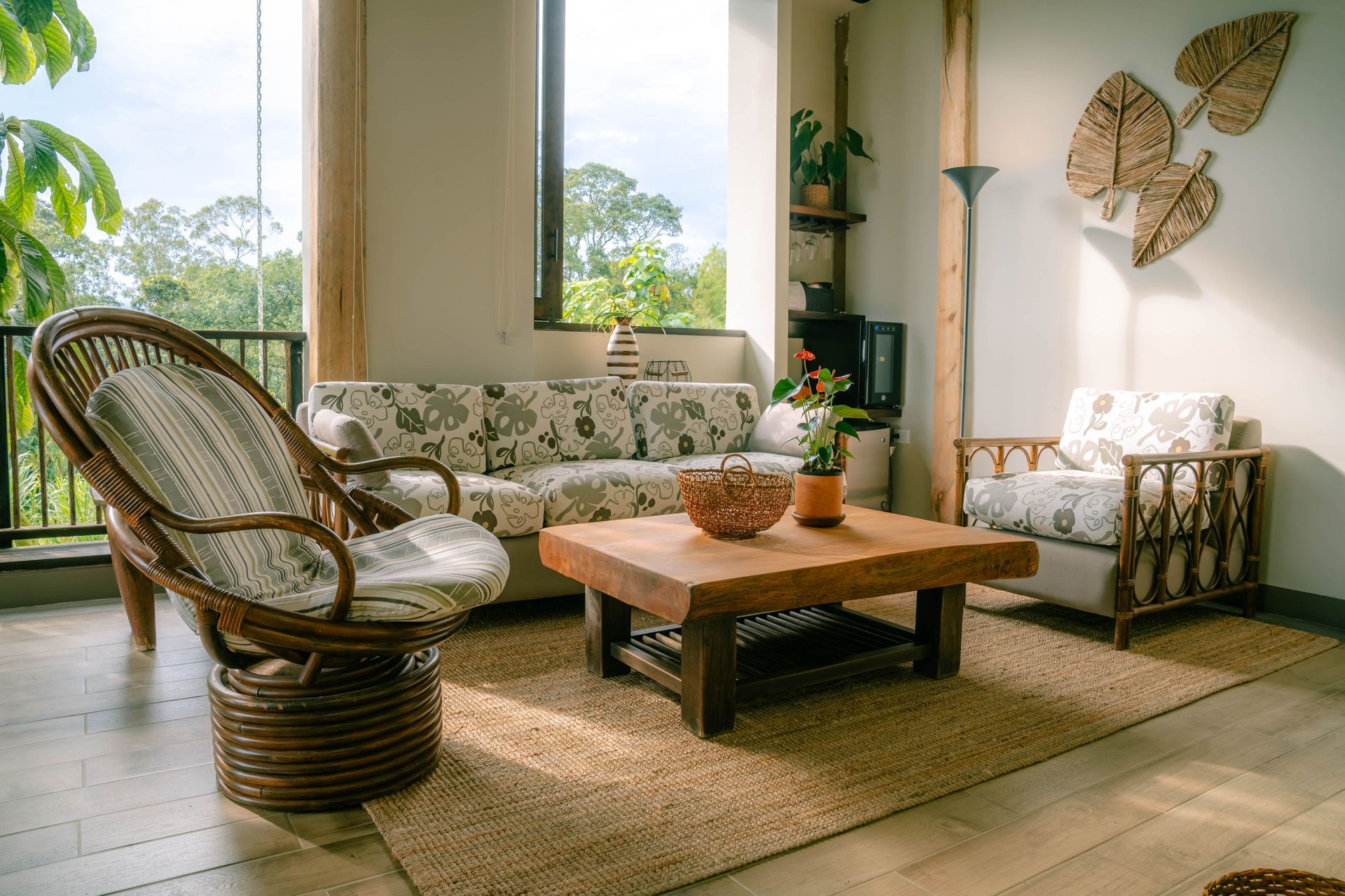 Una sala de estar con un sofá, sillas y una mesa de café.