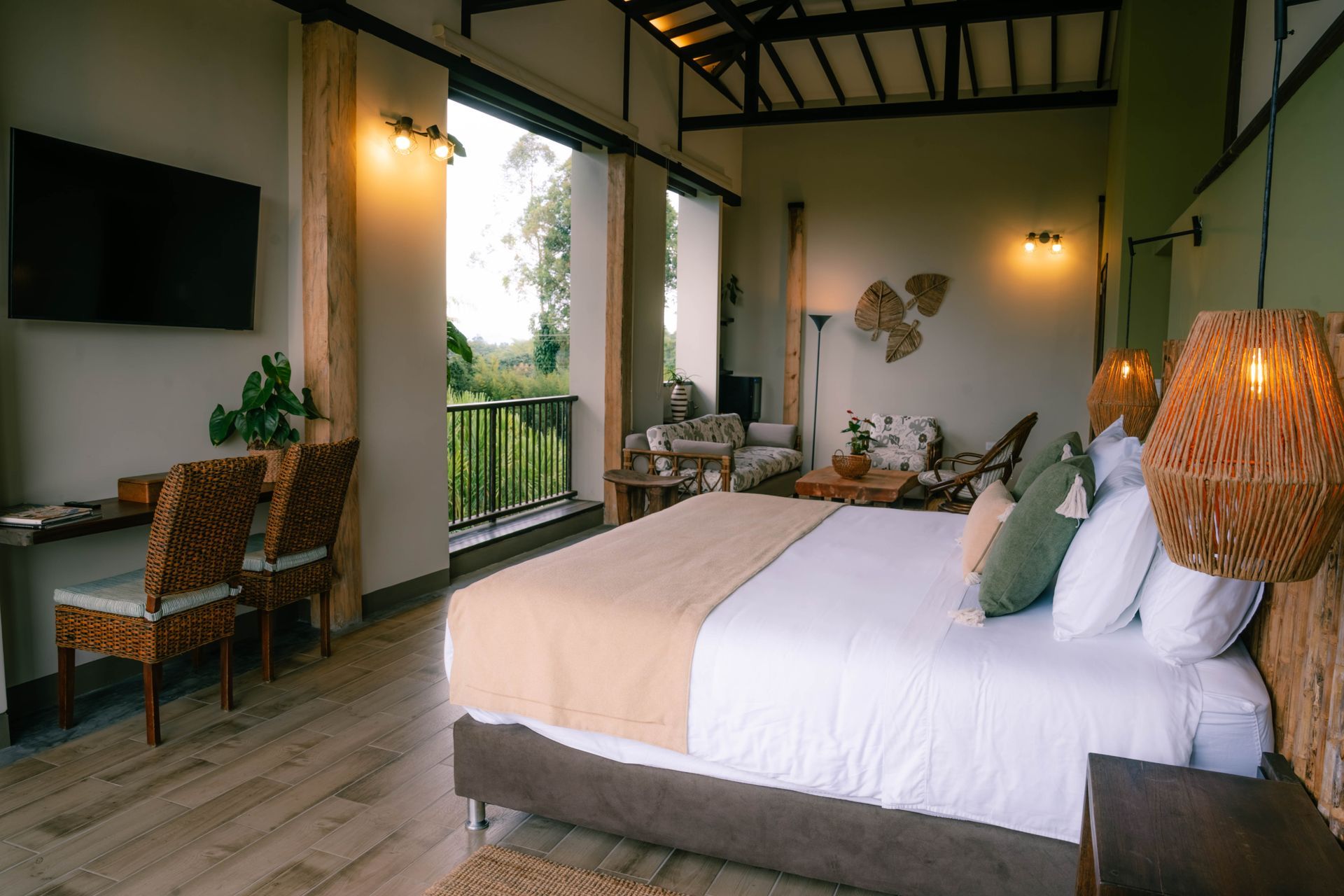 Hay una cama grande en el medio de la habitación.