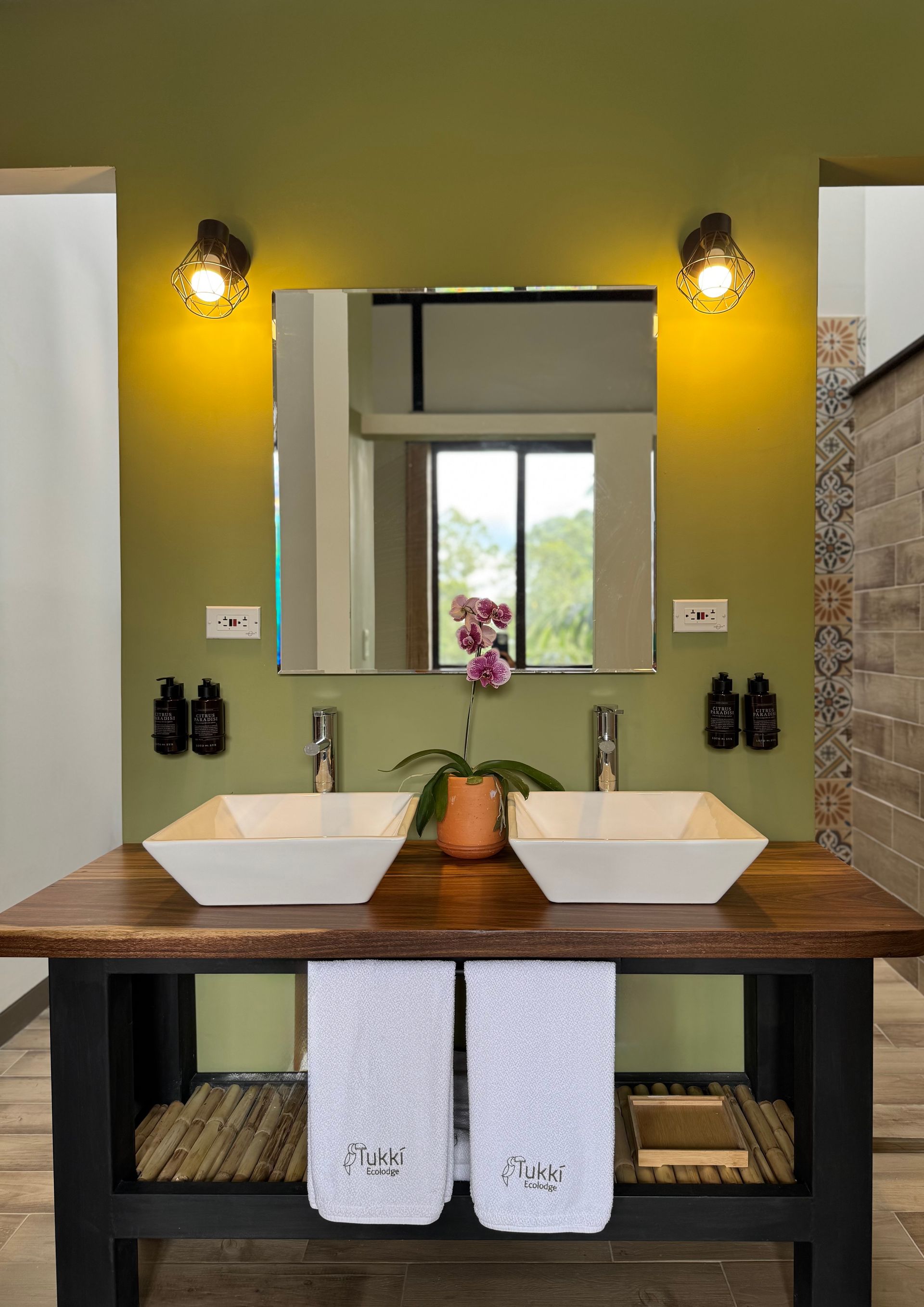 Un baño con dos lavabos y un espejo.