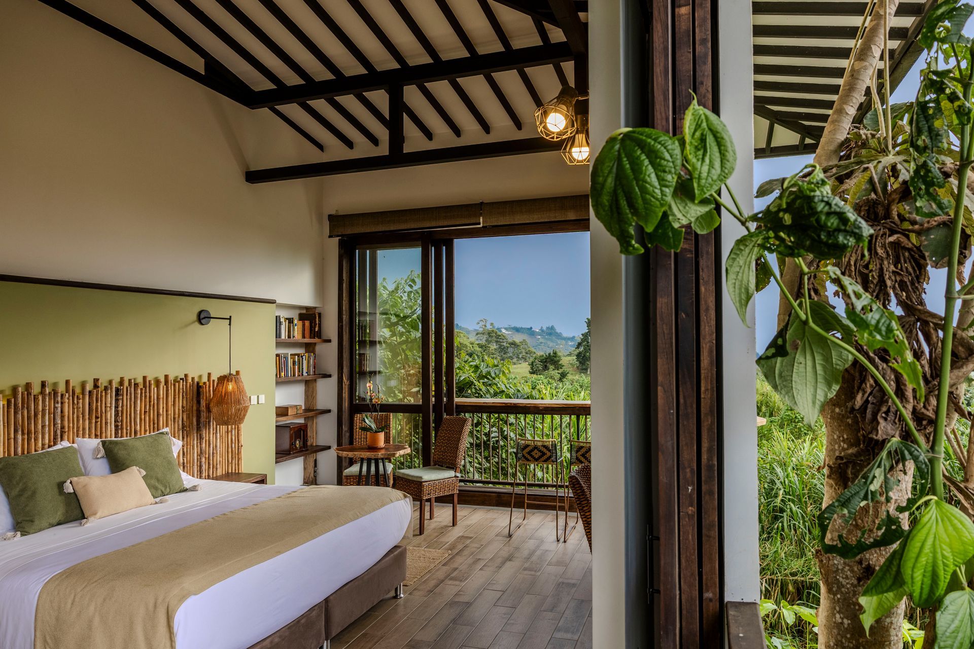 Una cama con cabecero de madera y almohadas en un dormitorio.
