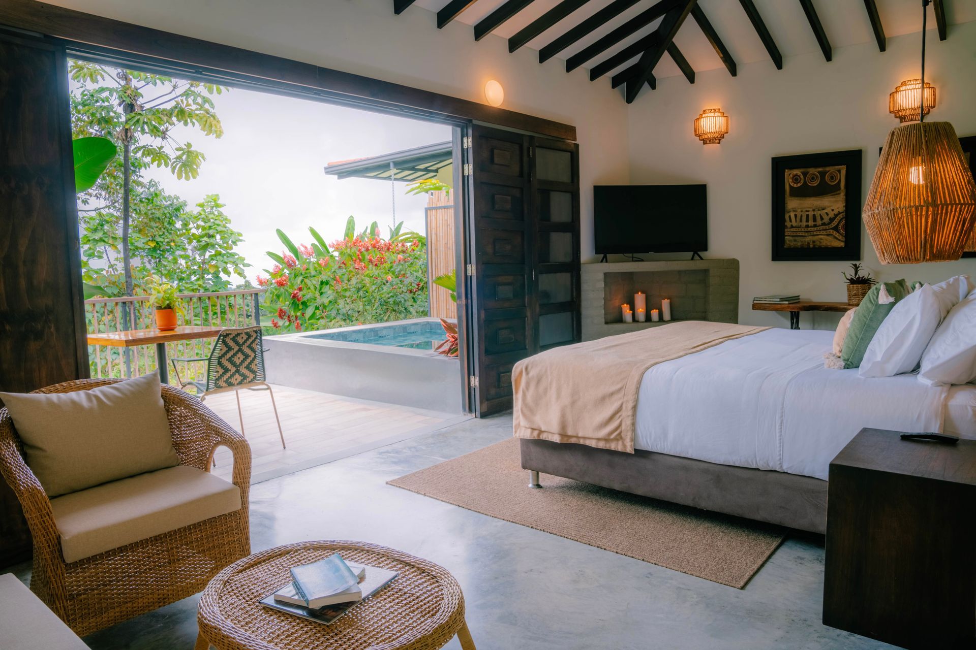 Hay una cama grande en el medio de la habitación con vista a la piscina.