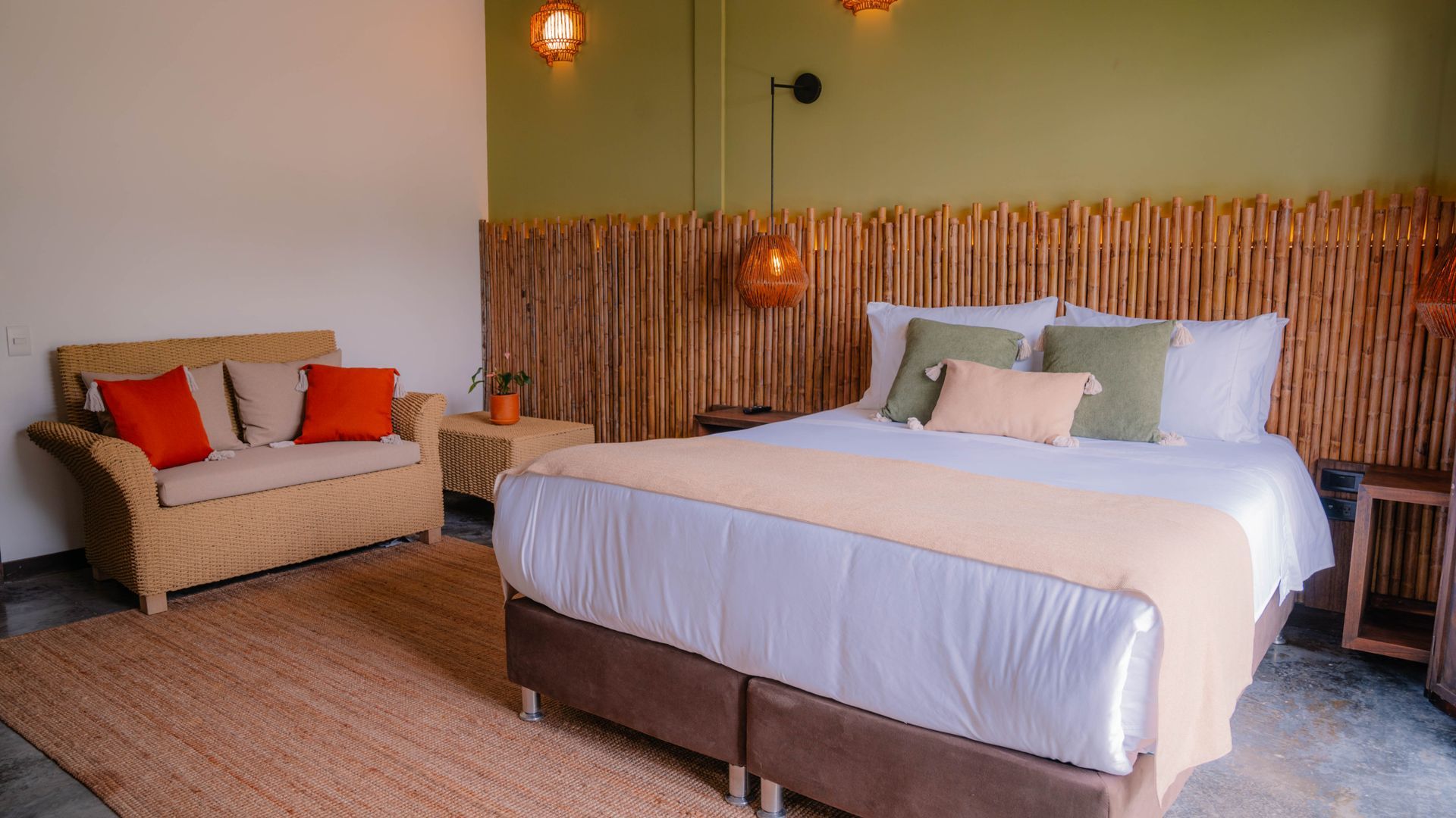 Hay una cama y un sofá en la habitación.