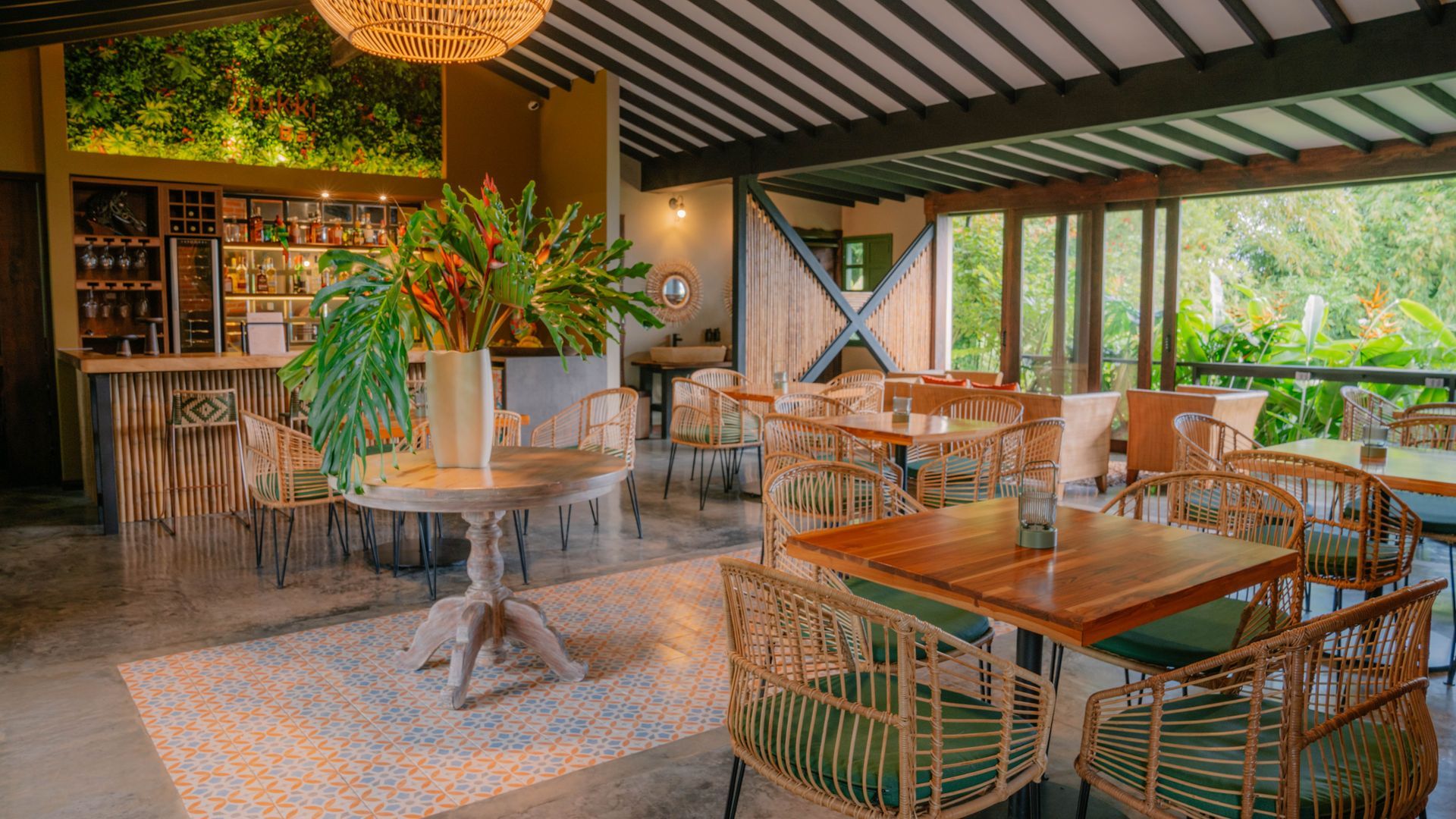 Hay muchas mesas y sillas en el restaurante.