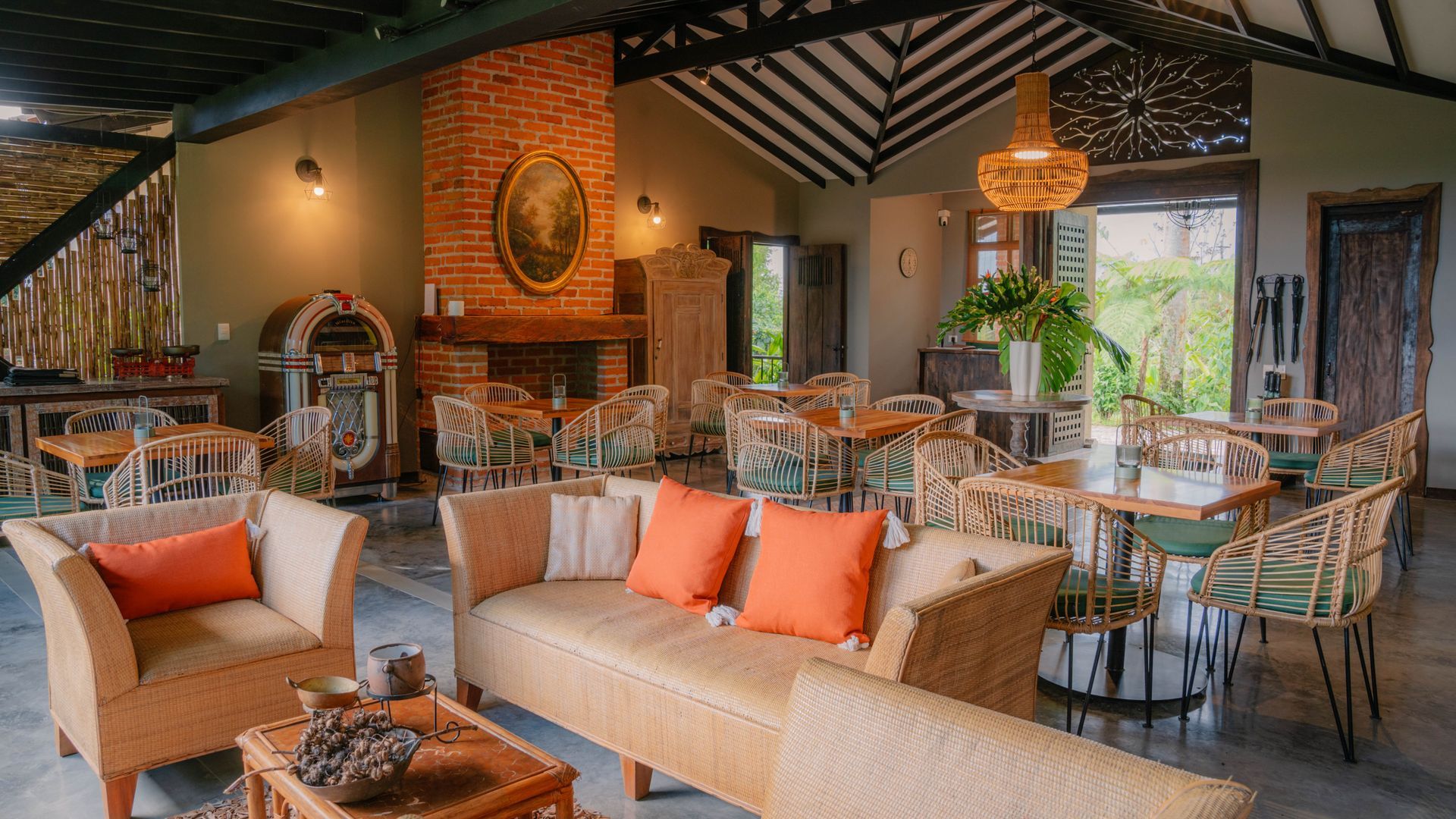 Una sala de estar llena de muebles y una chimenea.