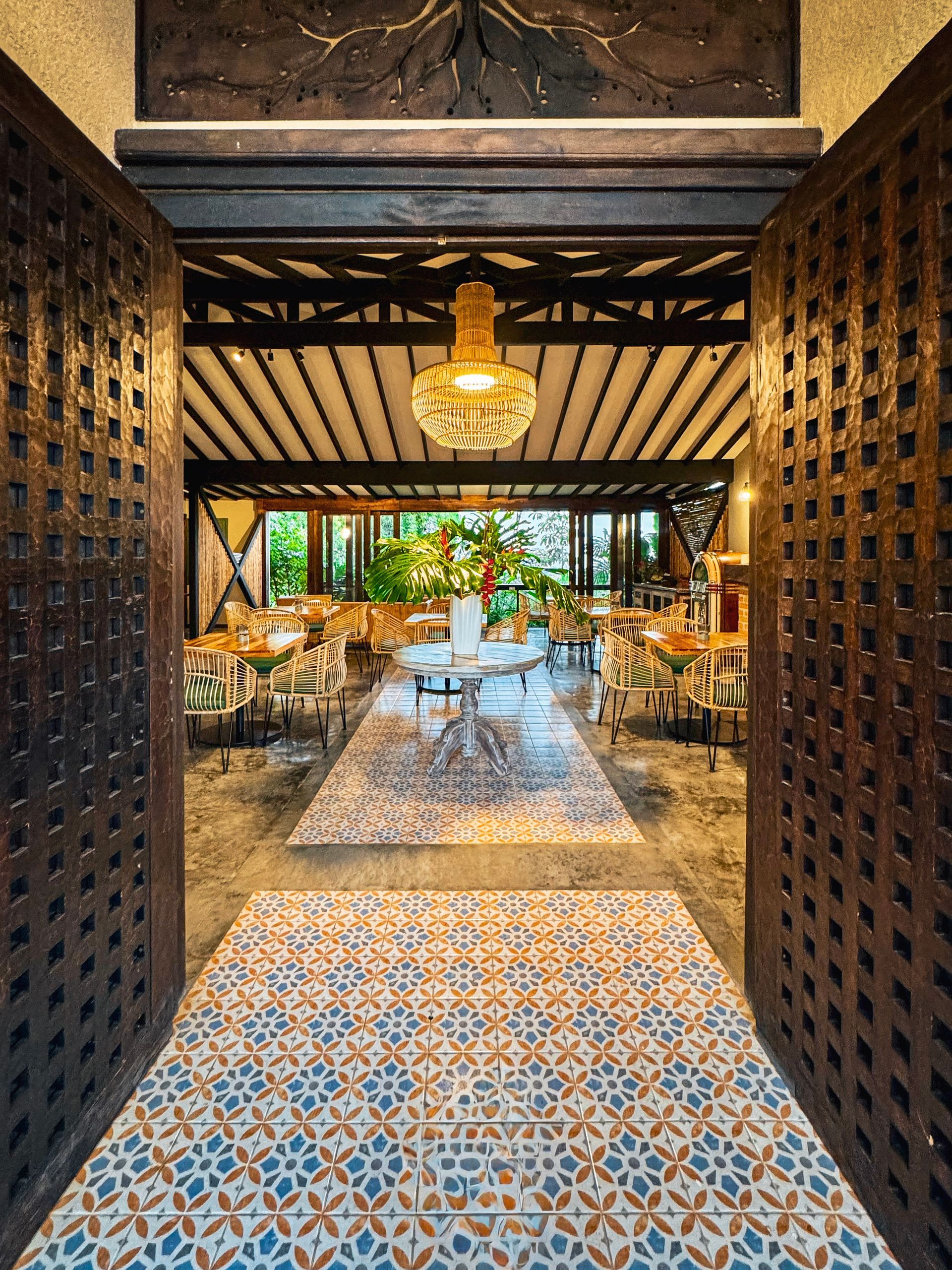 Un pasillo con mesas y sillas en un restaurante.