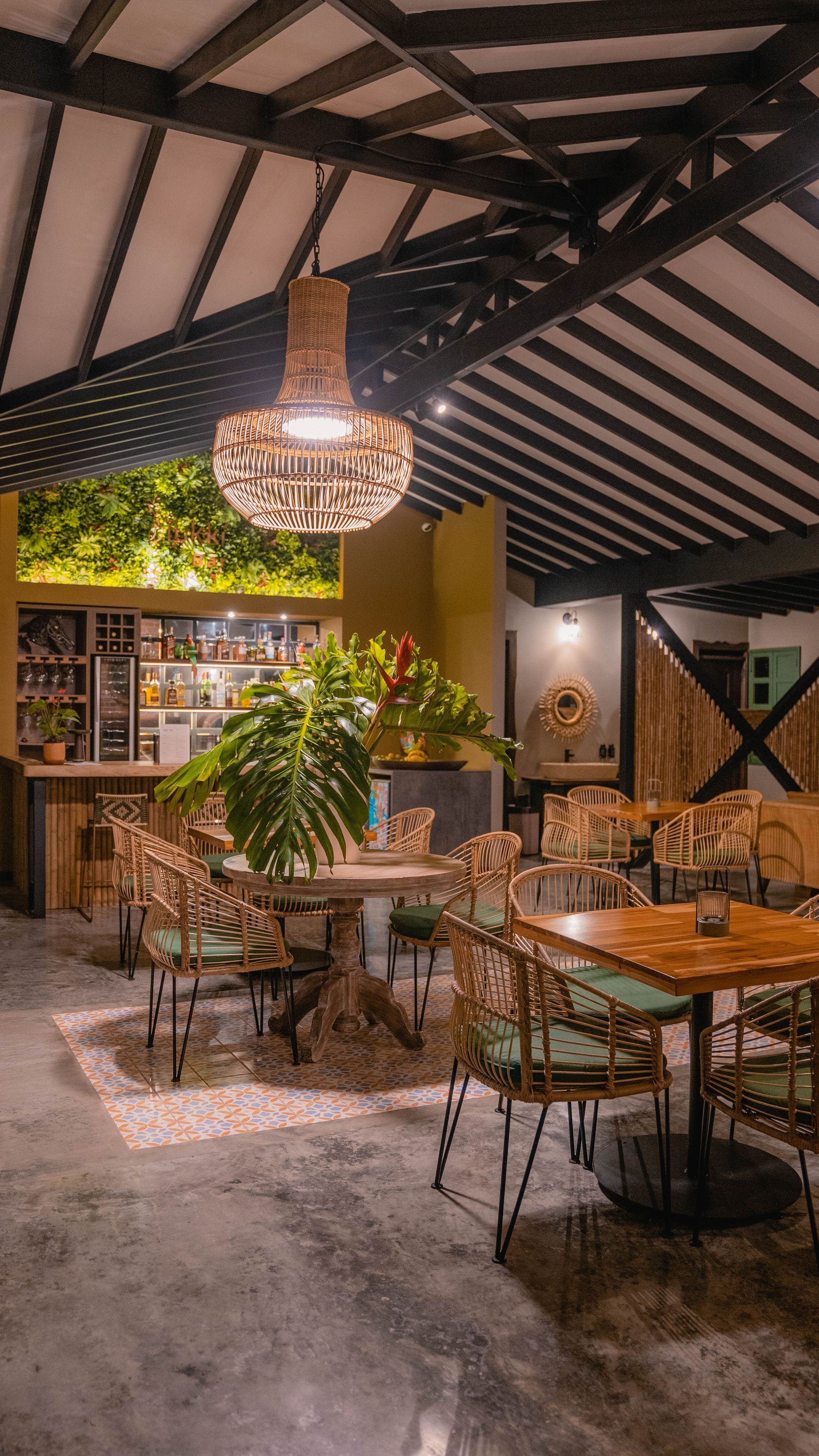 Un restaurante con mesas y sillas y una lámpara de araña colgando del techo.