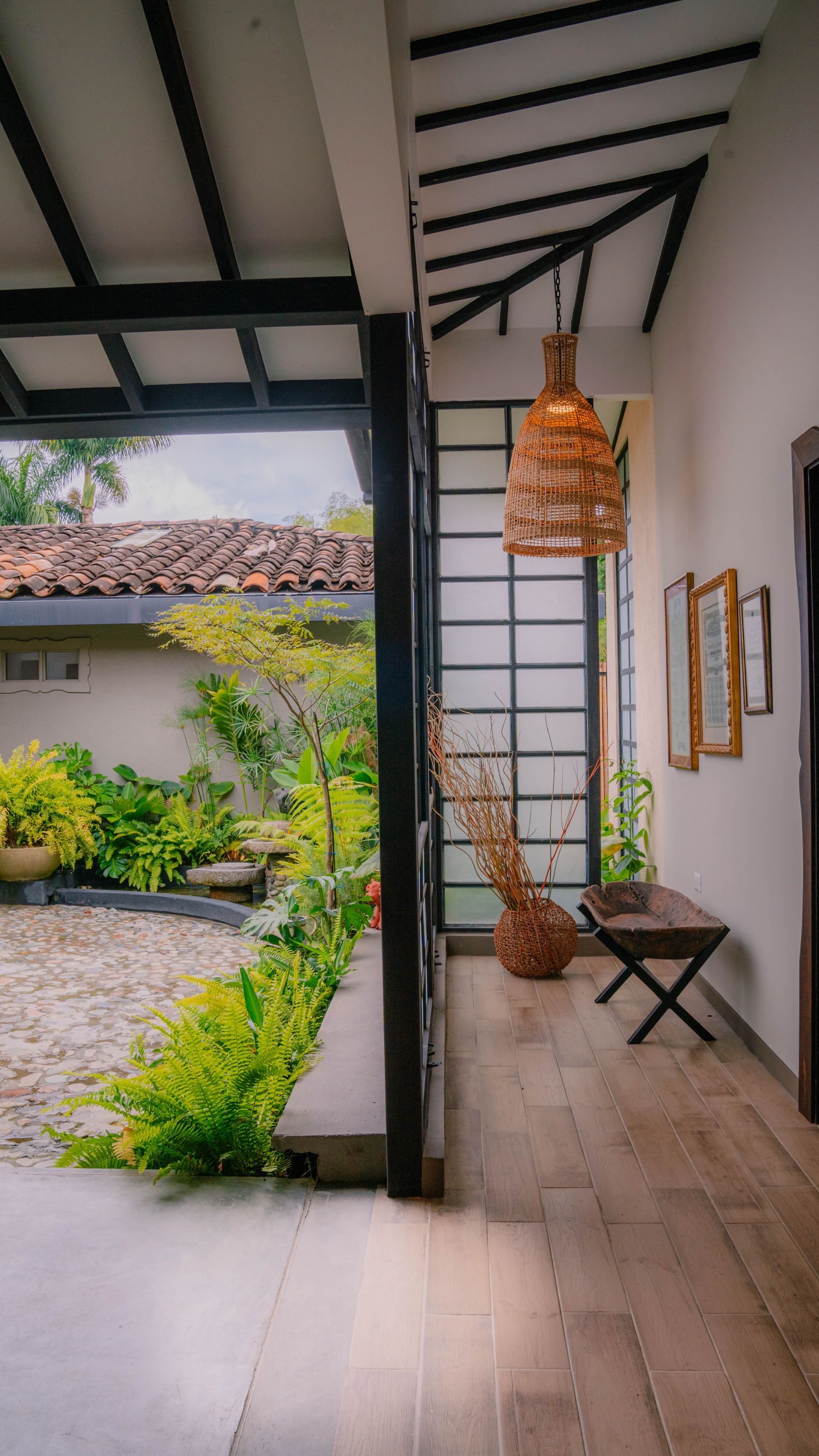 Un pasillo de una casa con vistas a un jardín.