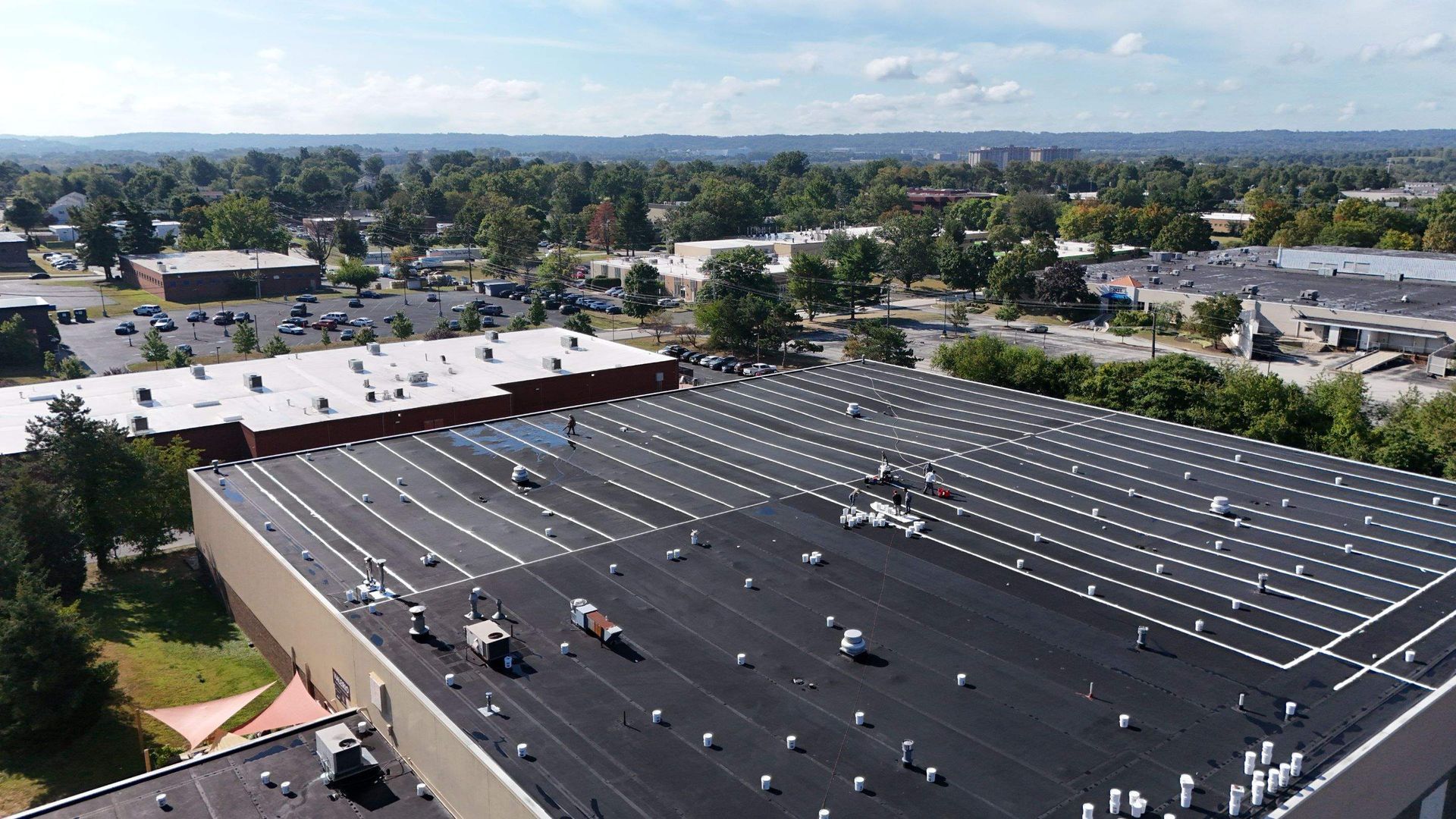 Photo of a commercial building with a new roof.