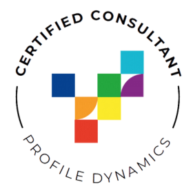 Vrouw zit op bed, neemt een slok uit haar mok en kijkt naar haar laptop.