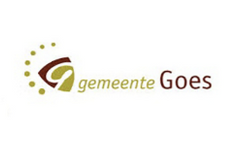 Logo van gemeente Goes, Nederland: een bruin-groene vorm met de tekst "gemeente Goes".