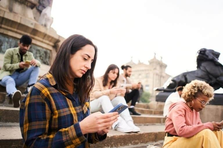 Jonge mensen op hun smartphones