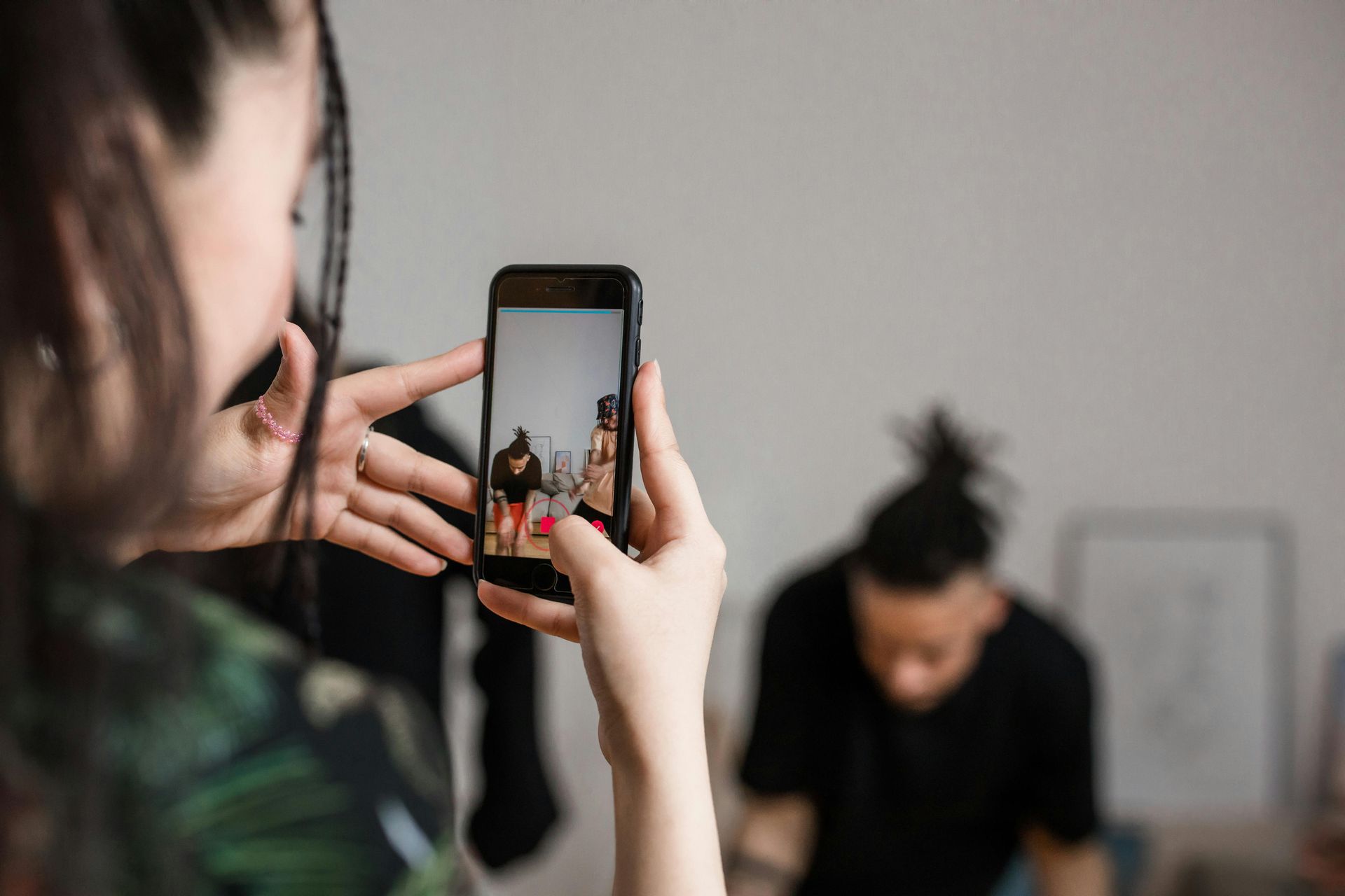 Vrouw met telefoon fotografeert