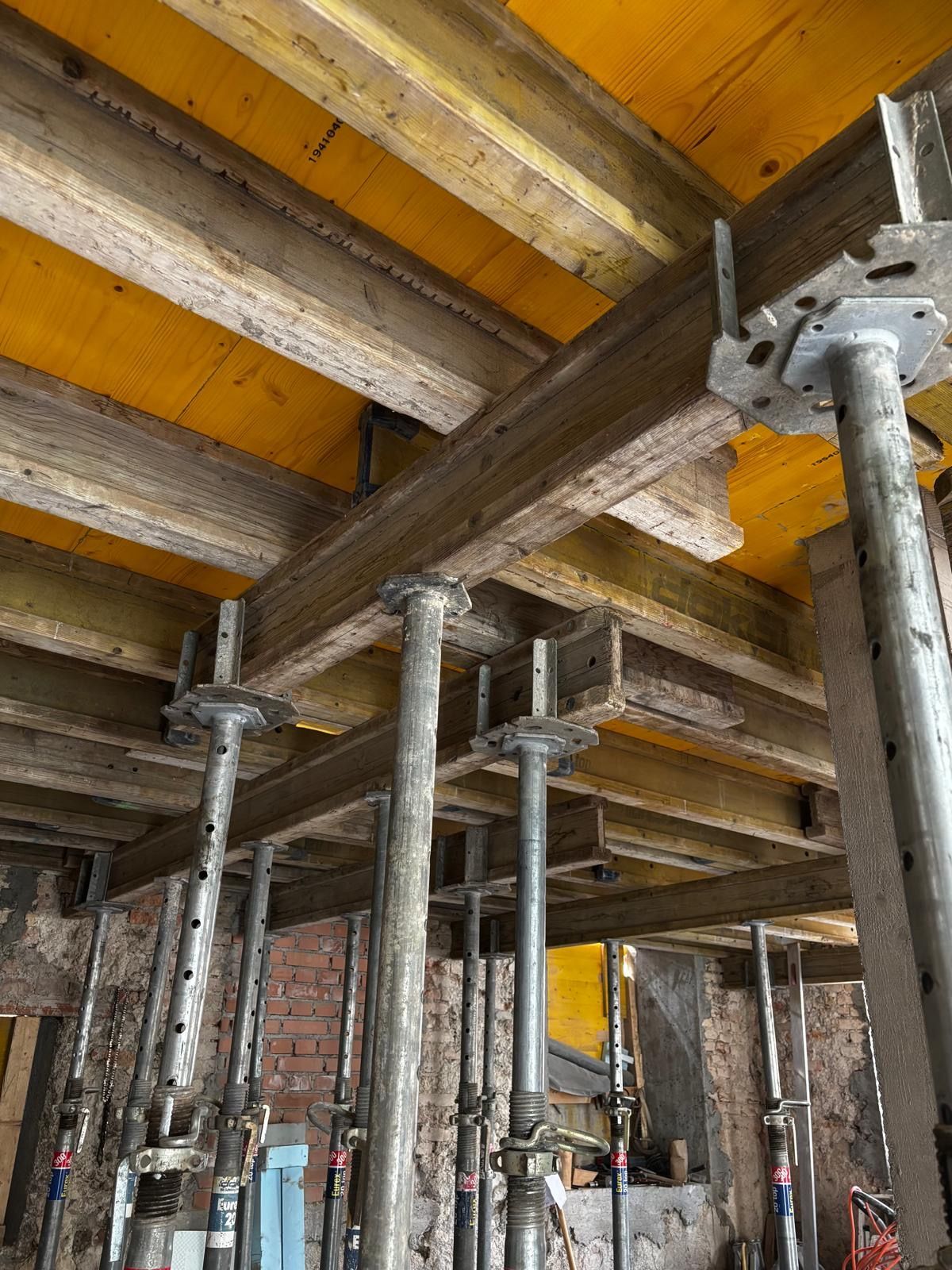 Freigelegte Holzbalkendecke mit Baustützen im Altbau 