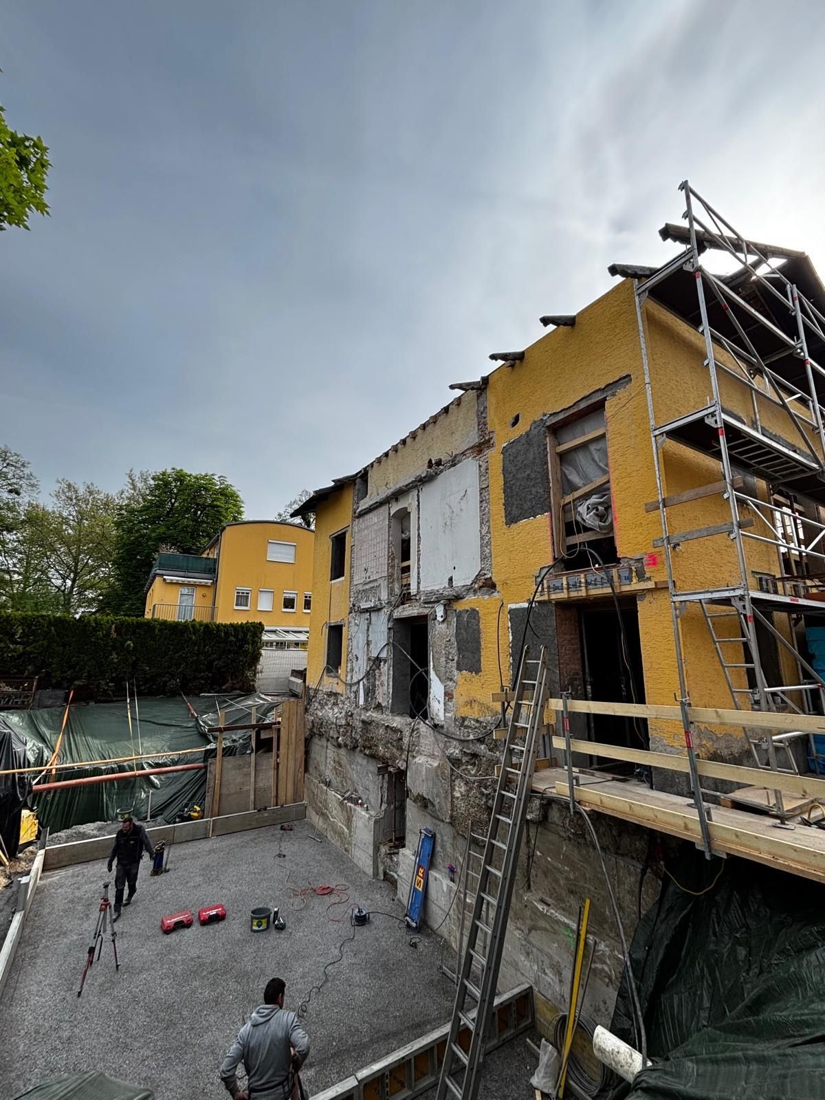 Umbau arbeiten an der Außenfassade an ein Haus 