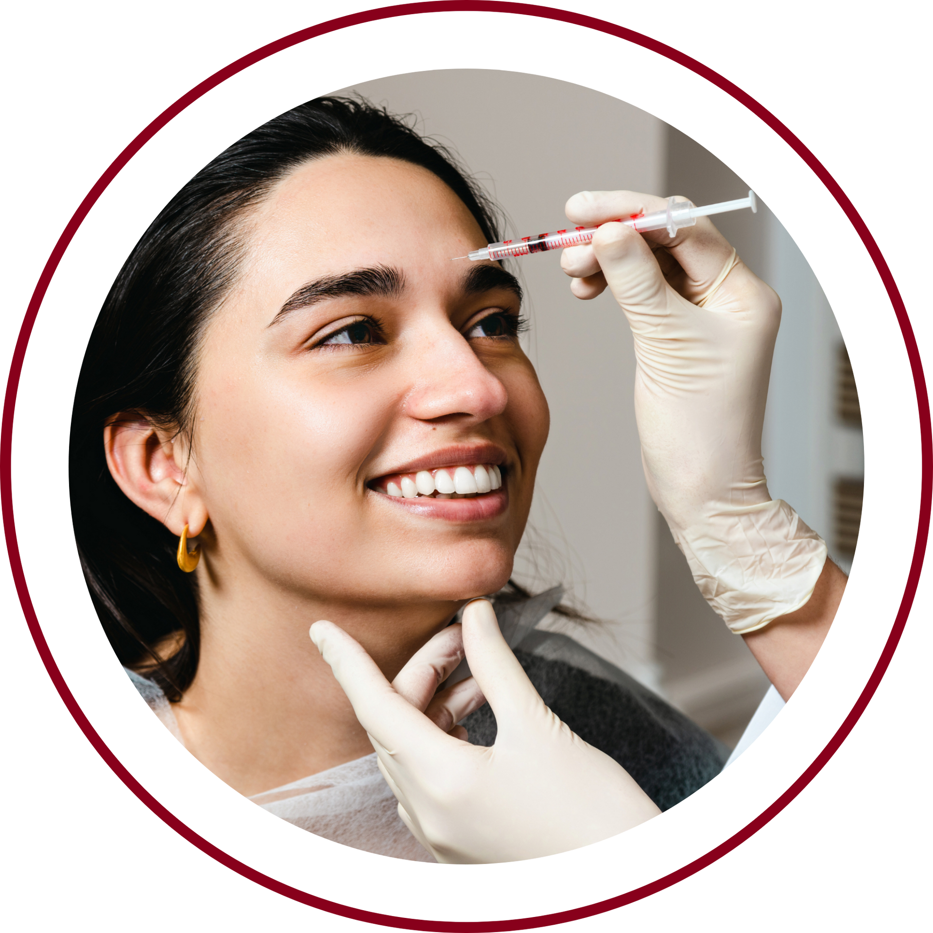 Eine Frau bekommt eine Botox-Injektion in die Augenbraue.