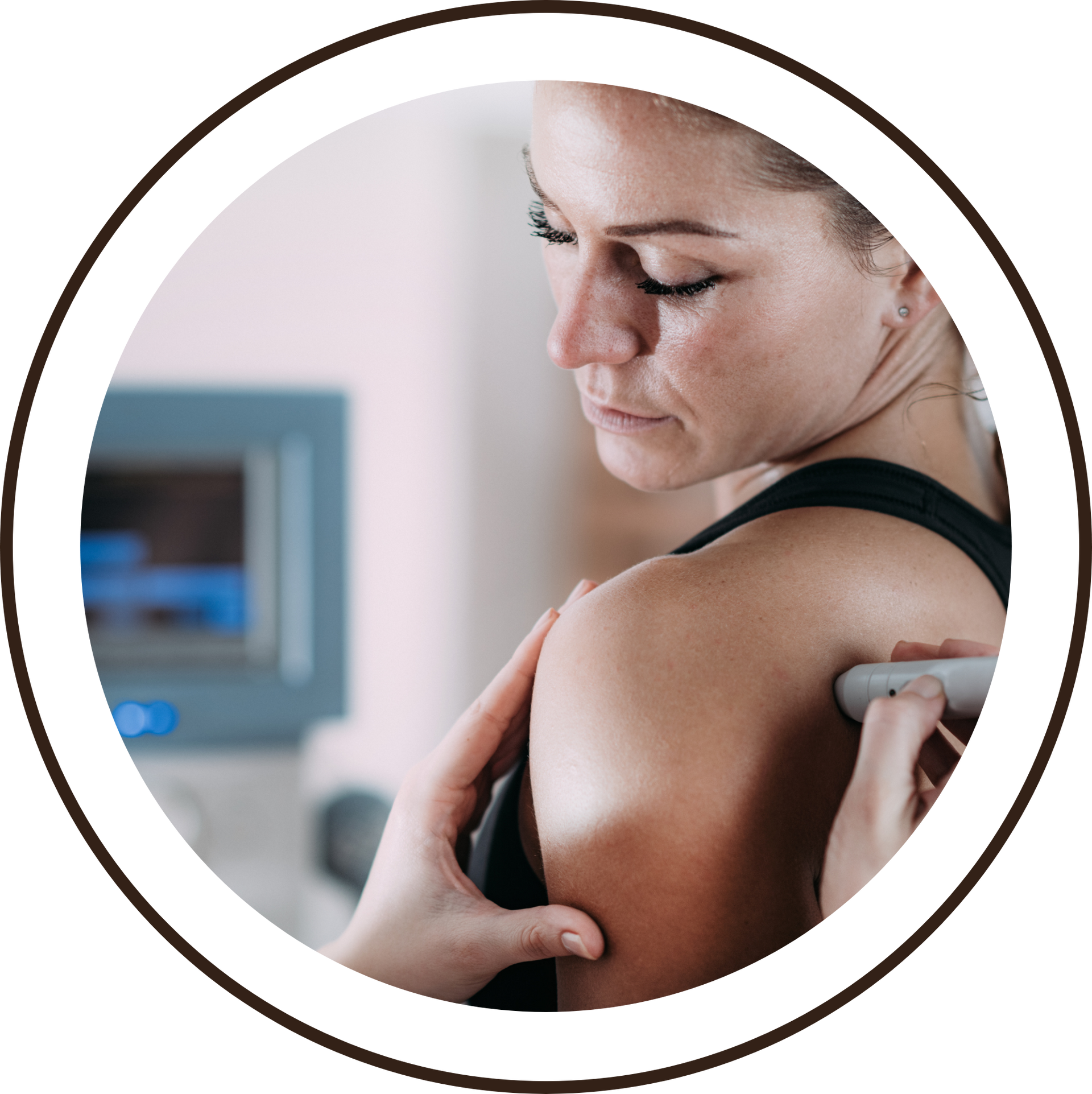 Eine Frau hält ein Gerät an ihrer Schulter