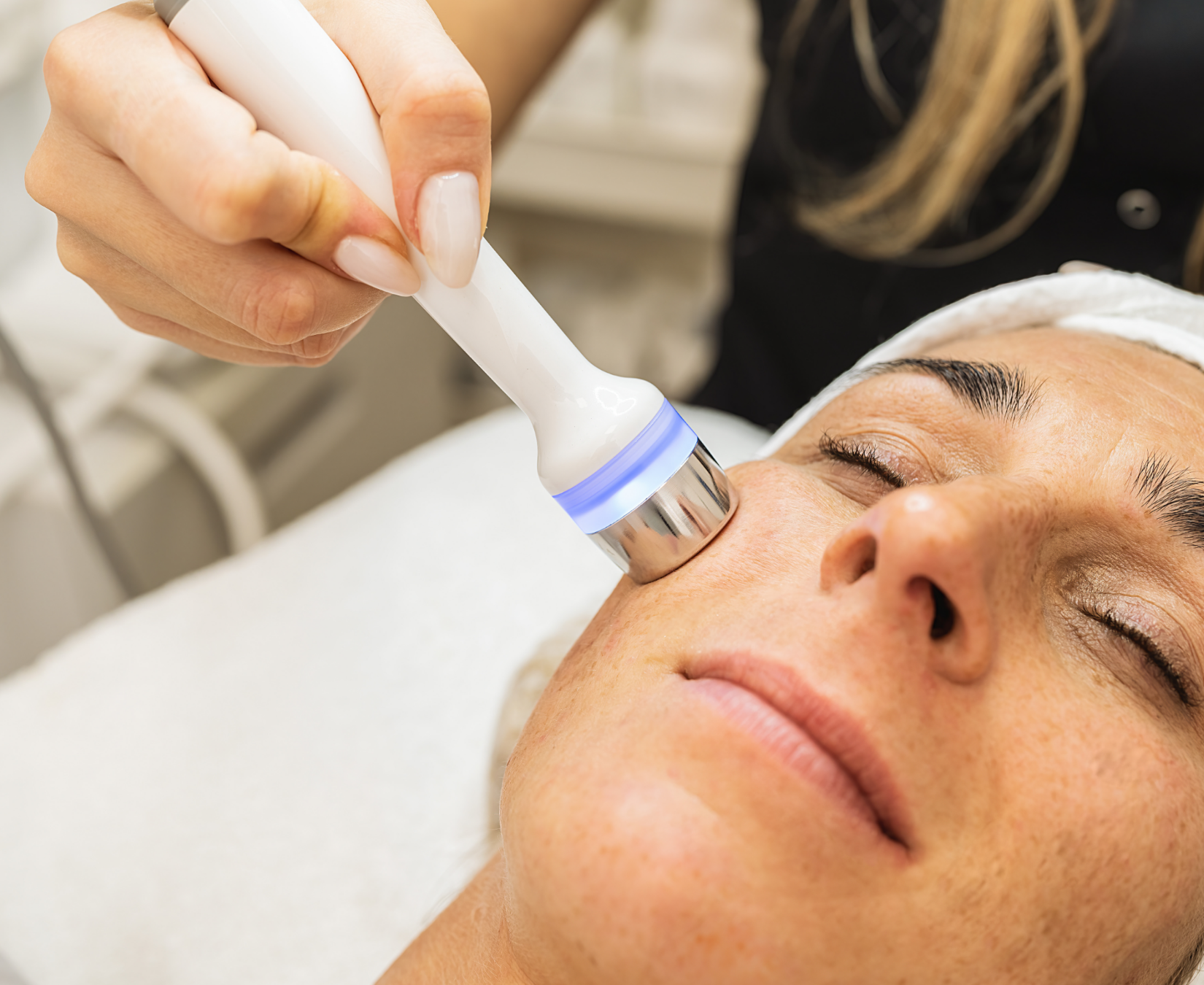 Eine Frau bekommt in einem Schönheitssalon eine Gesichtsbehandlung.