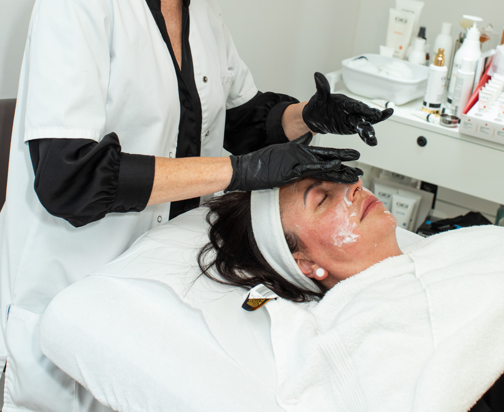 Eine Frau bekommt in einem Schönheitssalon eine Gesichtsbehandlung.