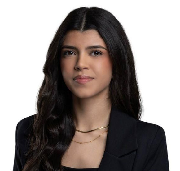 Ein Mann mit Brille und schwarzem Hemd steht in einem Kreis.