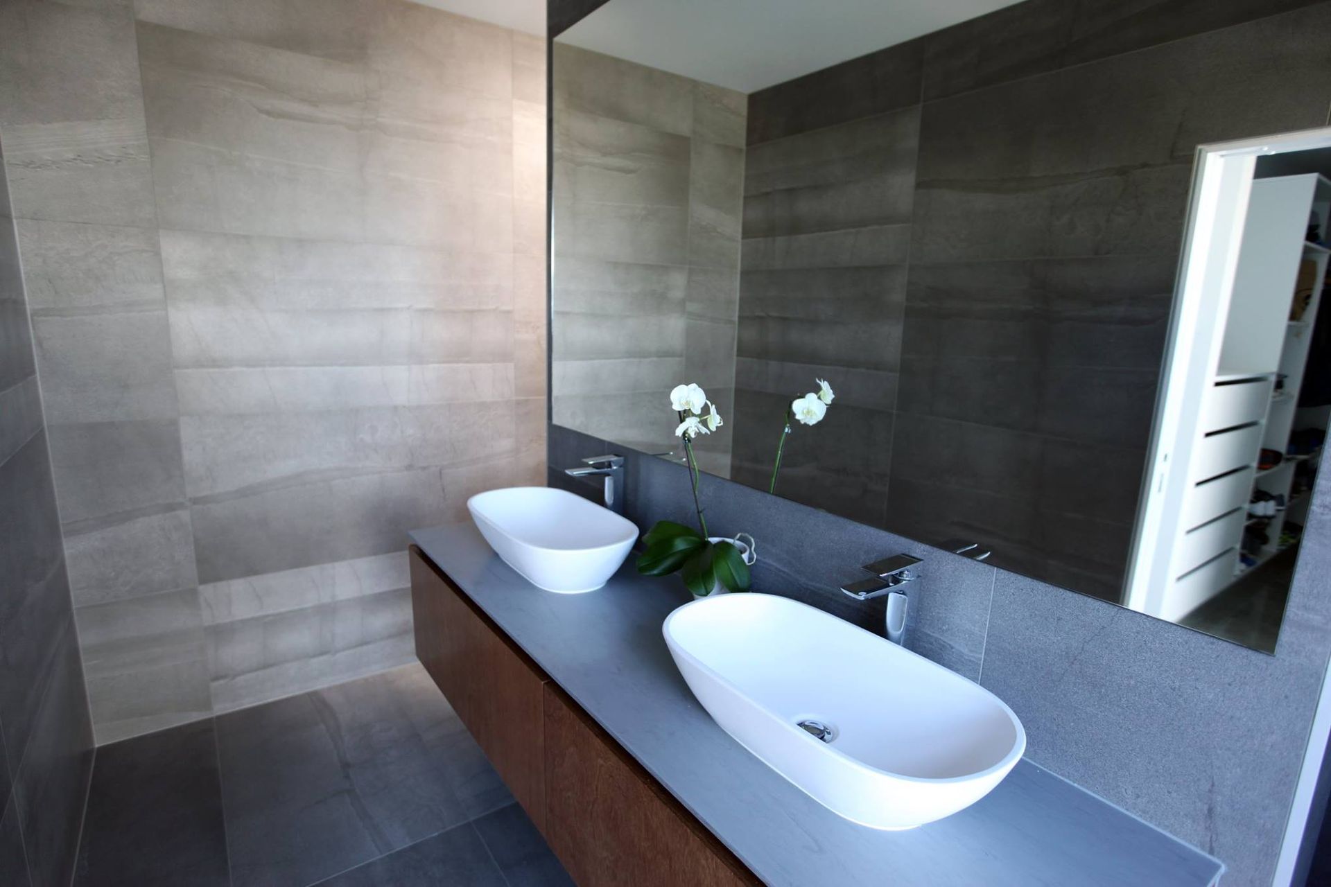 double bathroom vanity with large miror