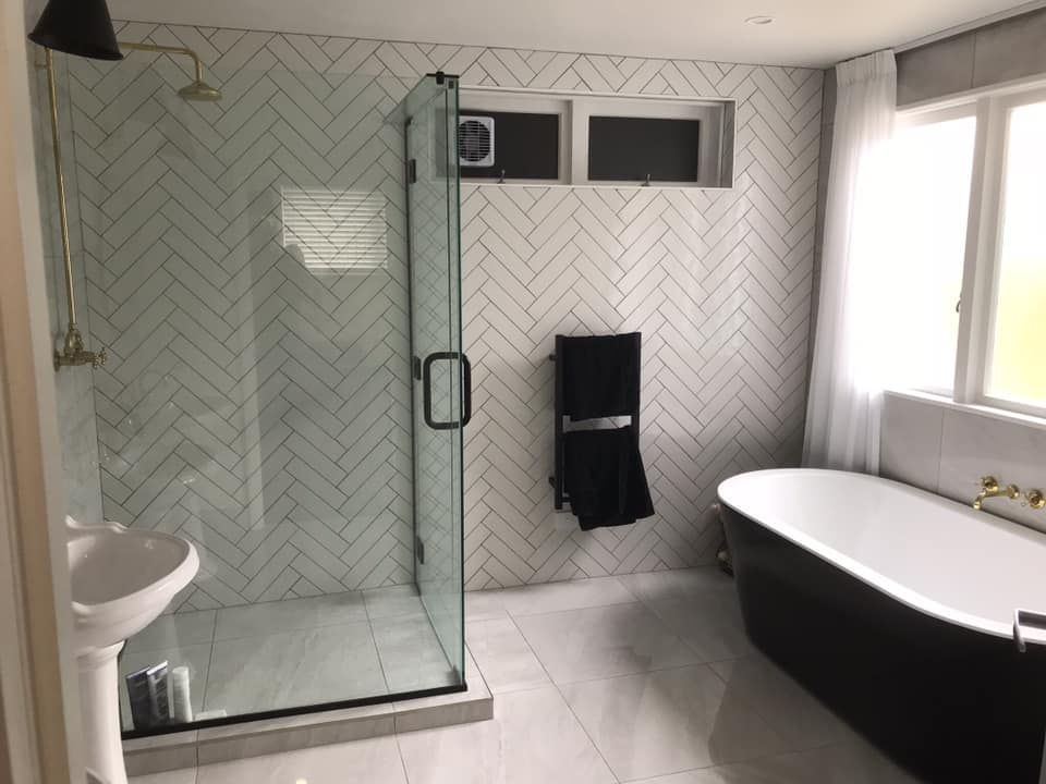 black freestanding bath tub