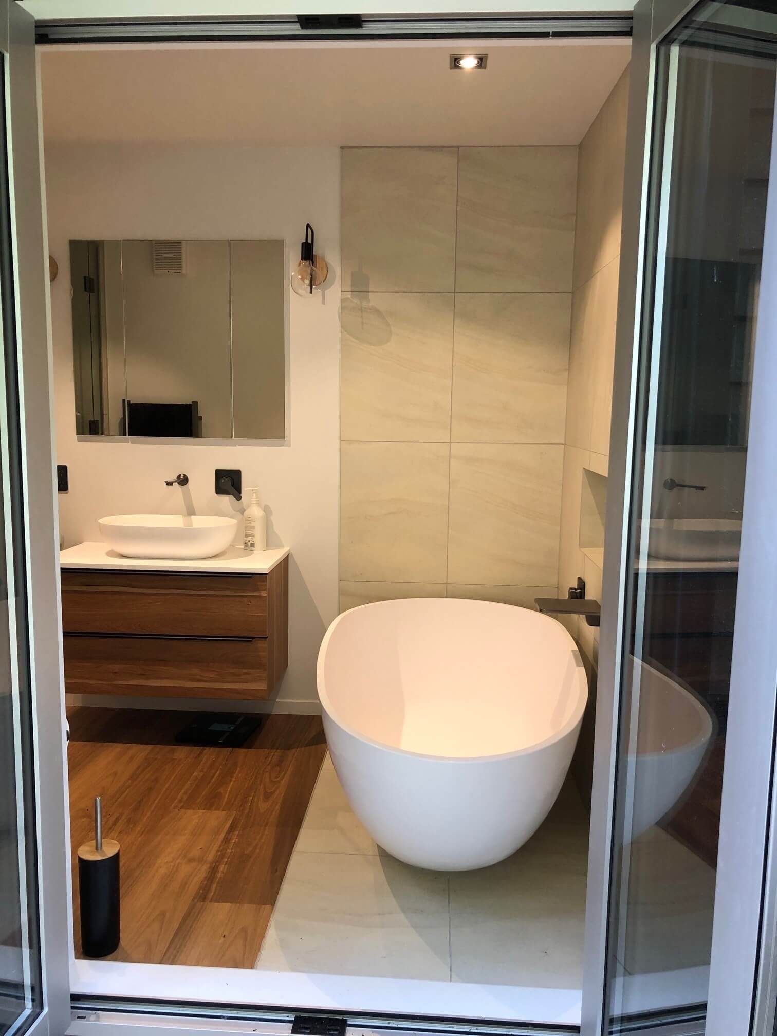 ensuite bath tub with view