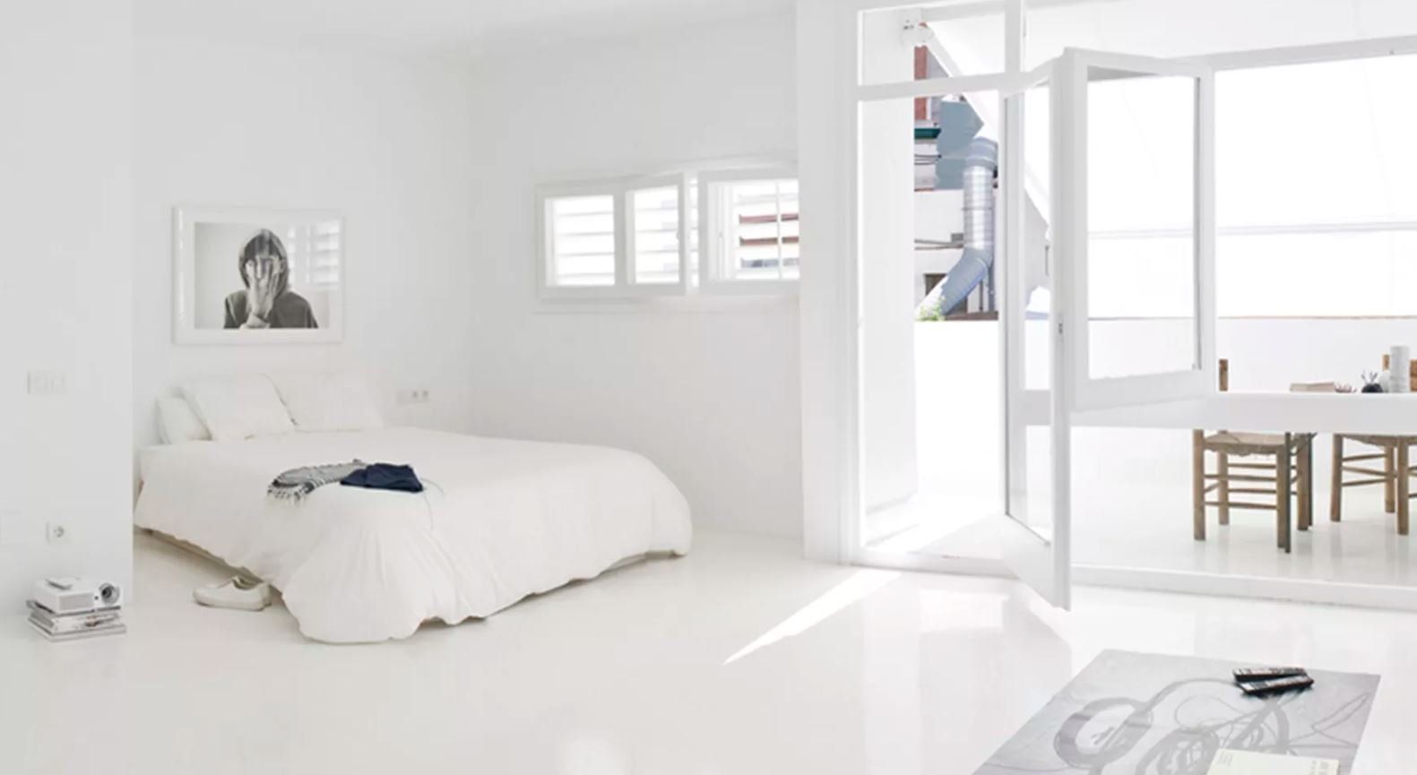 Bland white bedroom