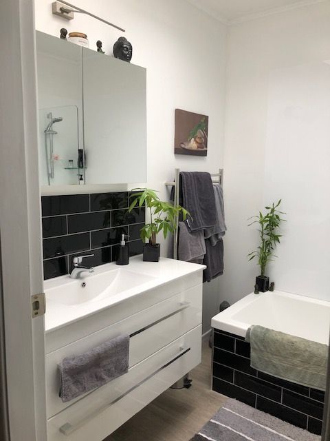 black and white bathroom reoavtions