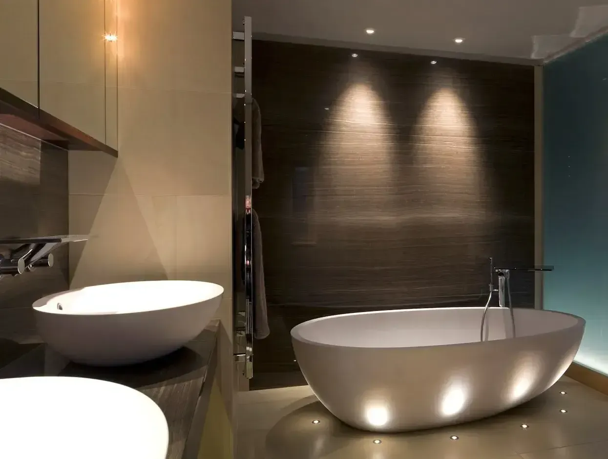 A bathroom with two sinks and a bathtub