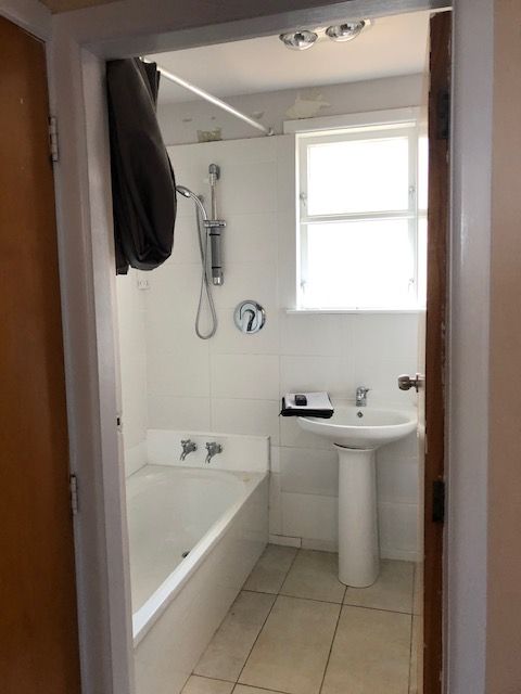 bathroom with tub and vanity before renovation