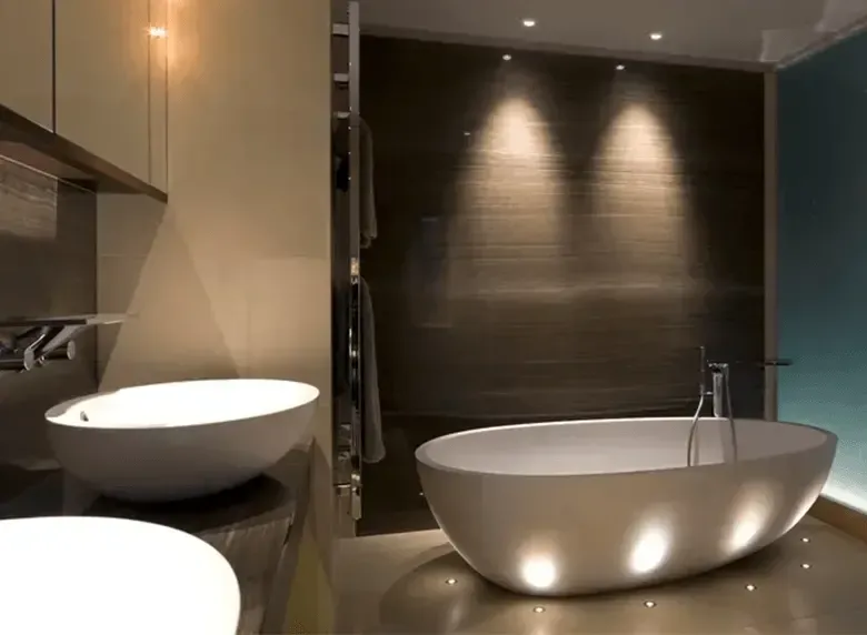 A bathroom with two sinks and a bathtub.