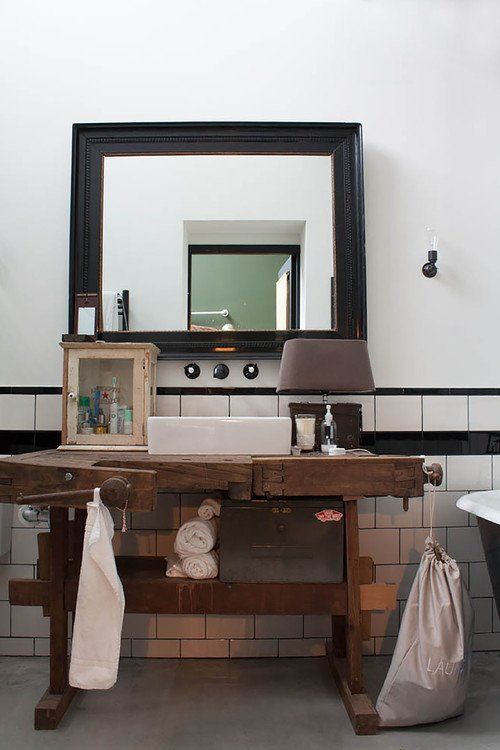 Bathroom combining vintage and contemporary features
