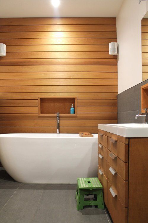 Natural wood contrasting with white bath