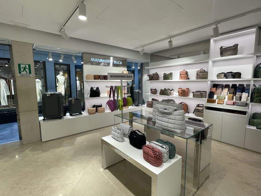 modello arredamento su misura per attività