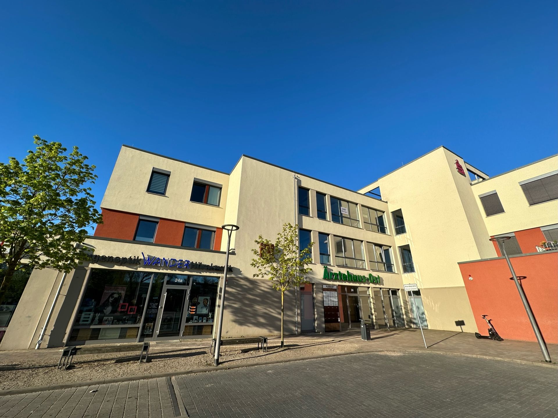 Das Bild zeigt den Gebäudekomplex 