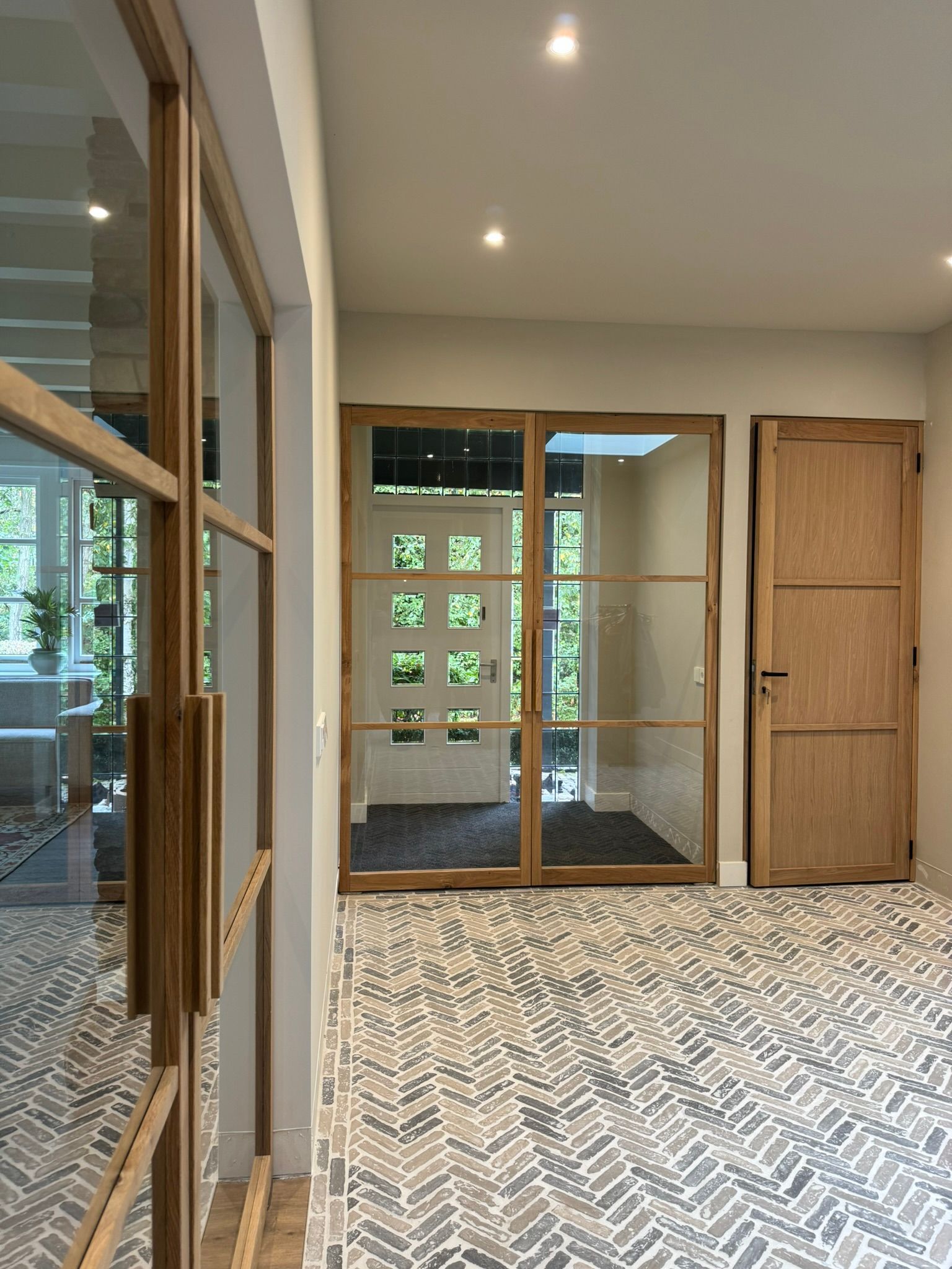 Massief eiken toiletdeur met slotkast, voorzien van eiken plaatwerk.