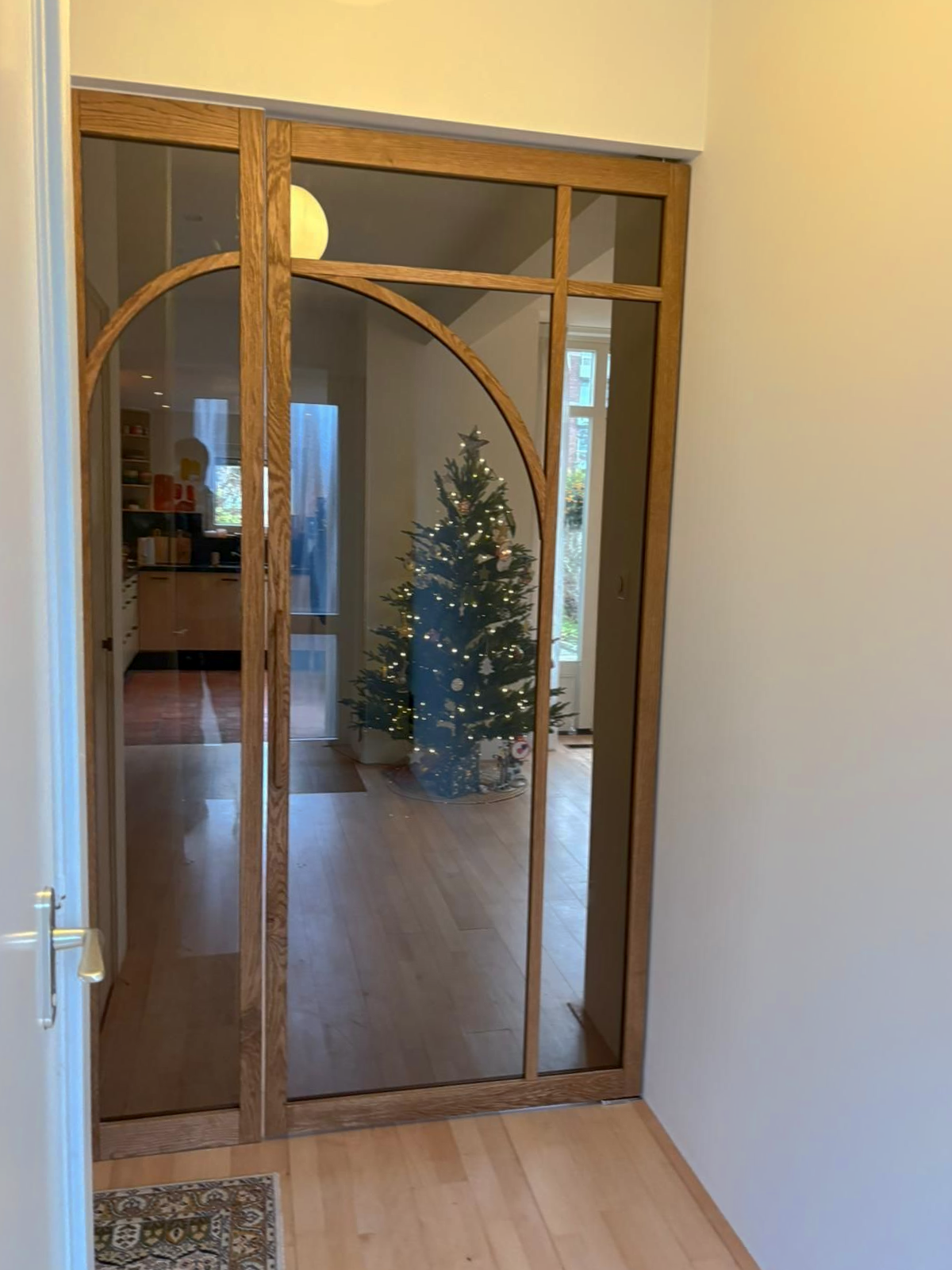 Massief eiken taatsdeur met zijlicht, uitgevoerd met boog. Deur is volledig op maat gemaakt door Eikendeurmetglas.nl in Numansdorp