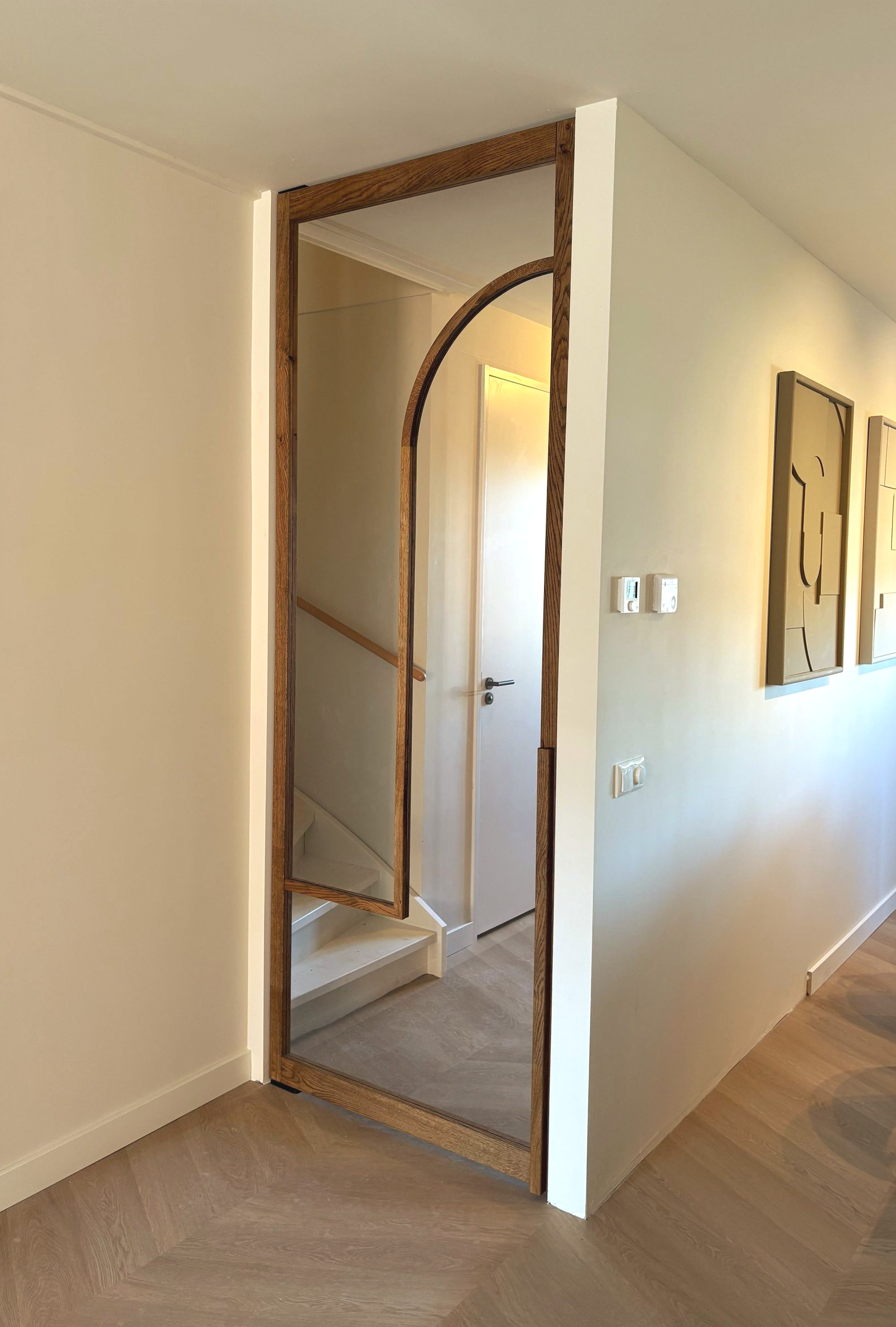 Houten binnendeur met glas op maat gemaakt met togen. taatsdeur
