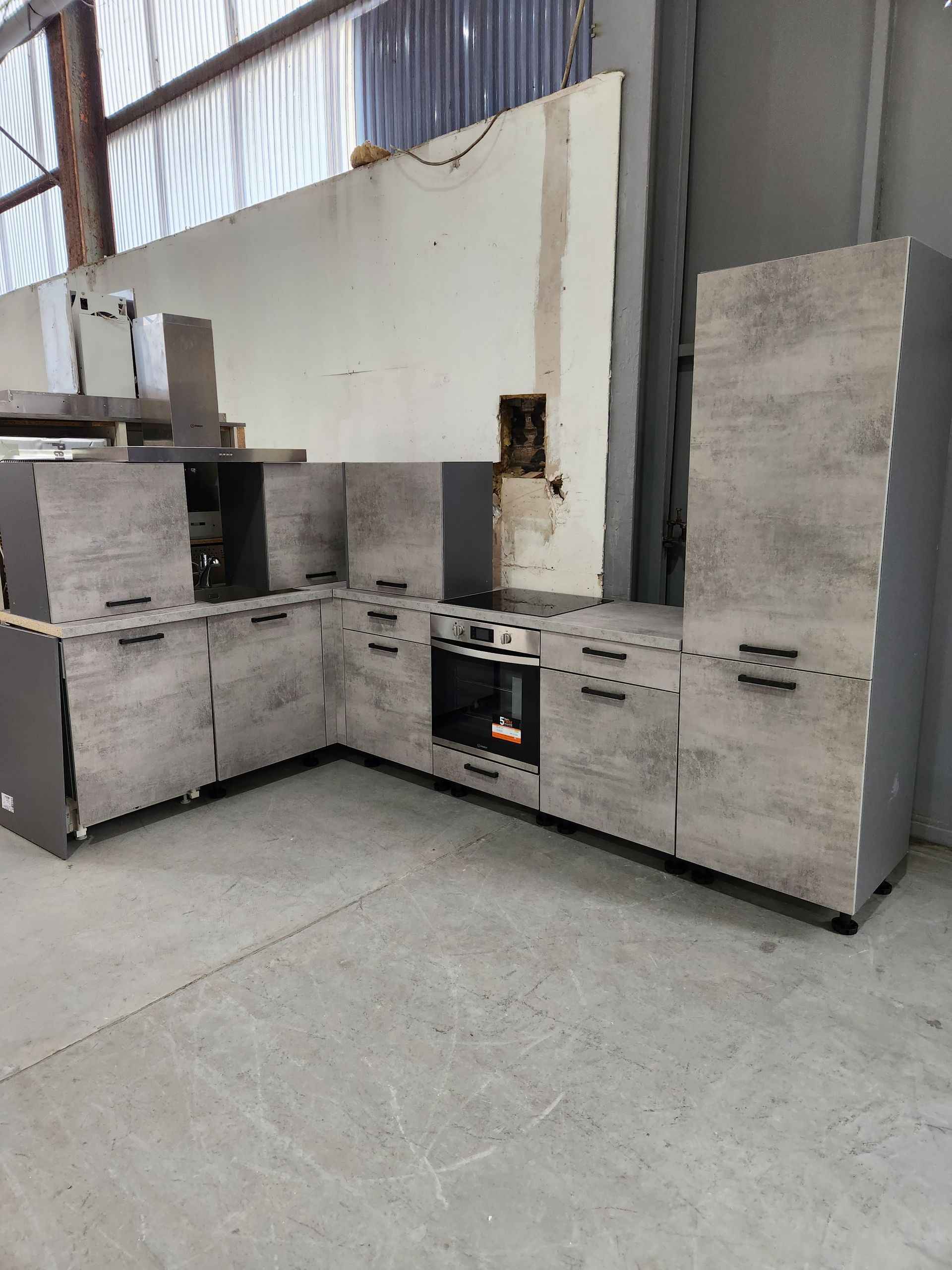 Eckküche Concrete Style & Schwarzstahl 11515